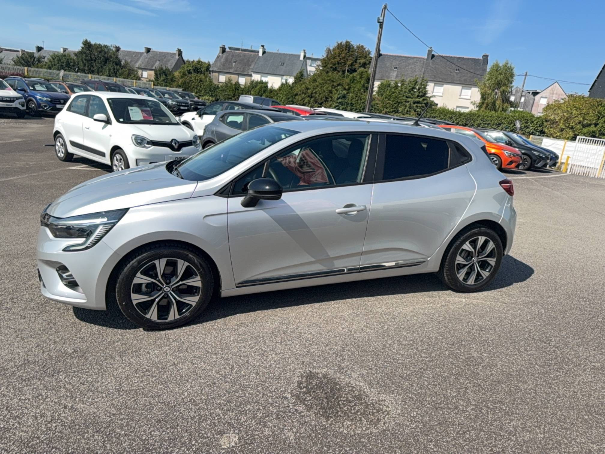 Vente en ligne Renault Clio 5 Clio E-Tech full hybrid 145 au prix de 17 990 €