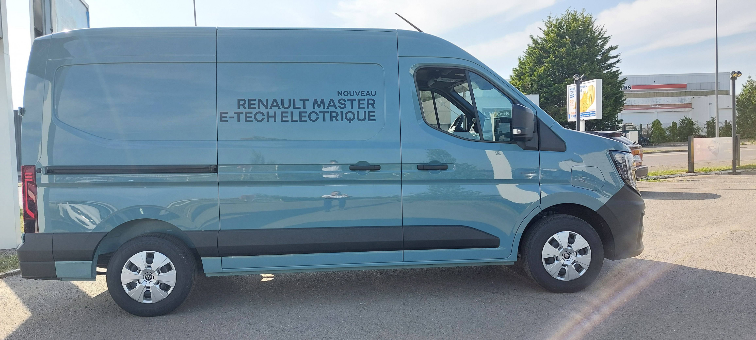 Vente en ligne Renault Master E-Tech MASTER ELECTRIQUE FGN L2H2 3T5 GRANDE AUTONOMIE au prix de 43 890 €