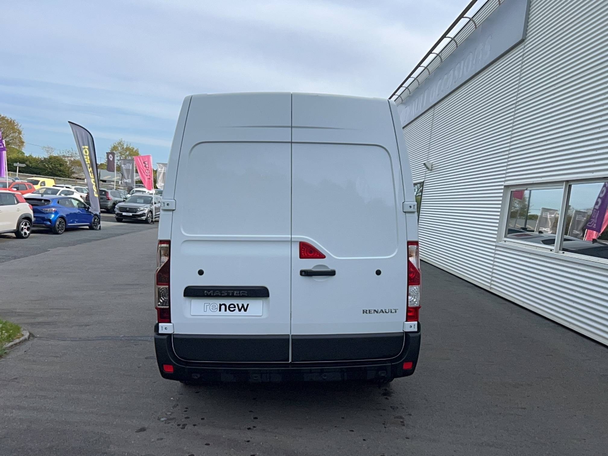 Vente en ligne Renault Master Fourgon MASTER FGN TRAC F3500 L2H2 BLUE DCI 135 au prix de 23 590 €