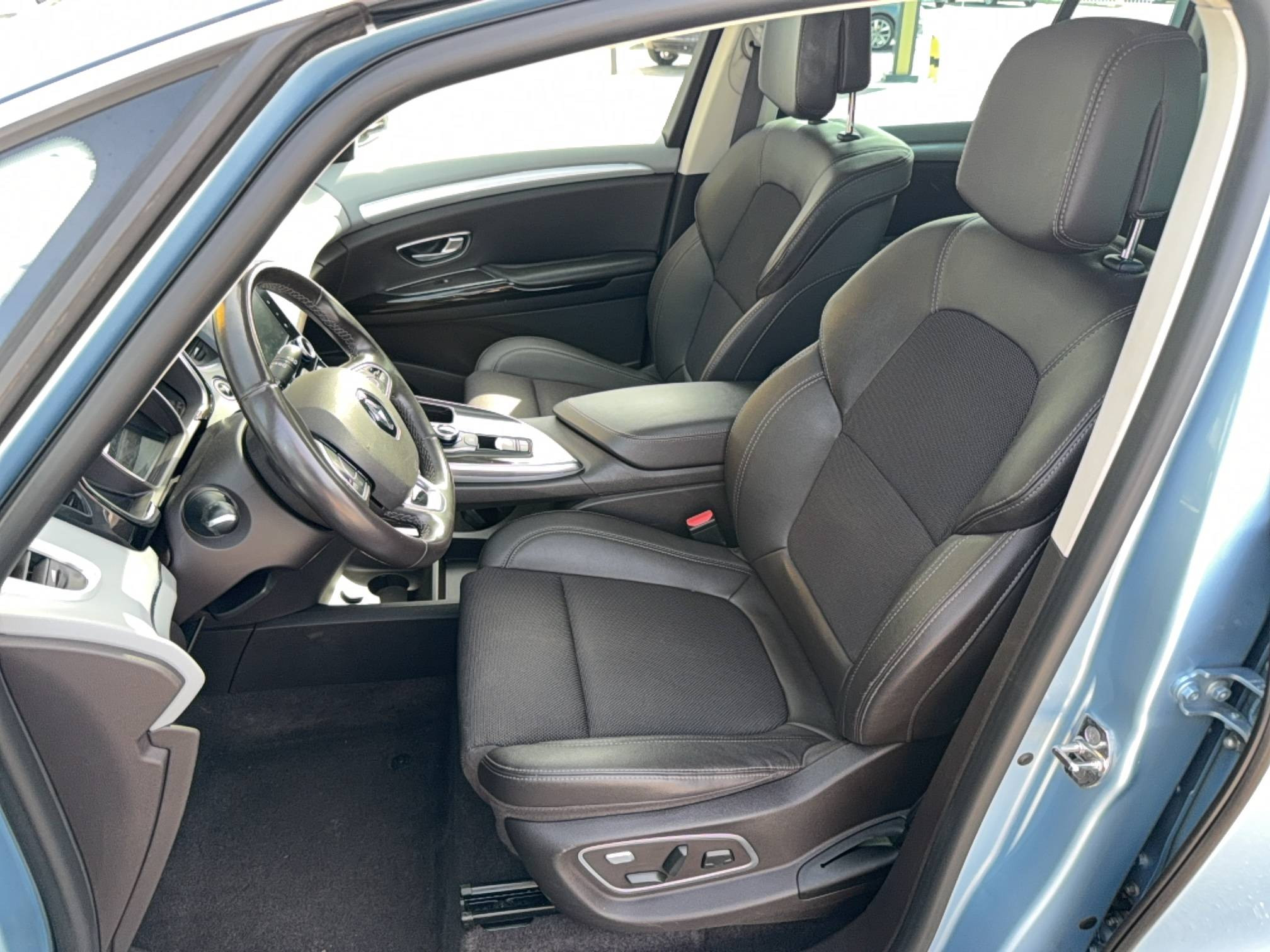 Vente en ligne Renault Espace 5 Espace dCi 160 Energy Twin Turbo au prix de 15 990 €