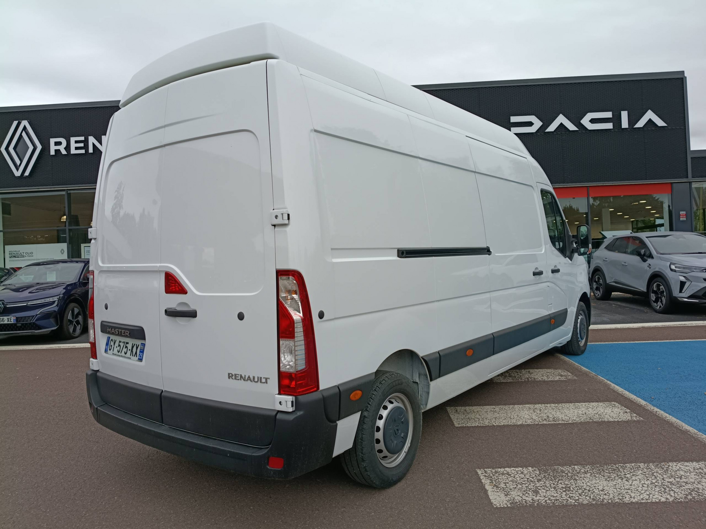 Vente en ligne Renault Master Fourgon MASTER FGN TRAC F3500 L3H3 BLUE DCI 135 au prix de 26 490 €