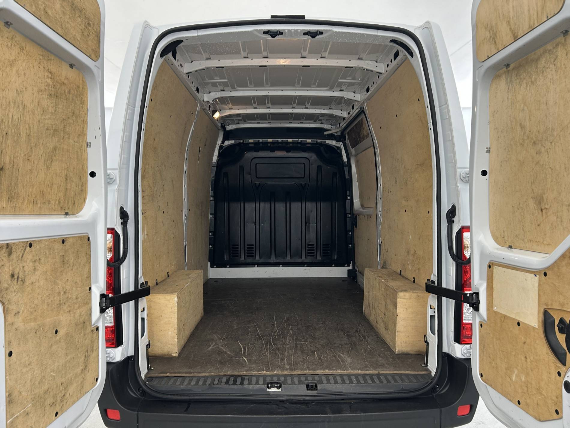 Vente en ligne Renault Master Fourgon MASTER FGN TRAC F3500 L2H2 BLUE DCI 135 au prix de 25 790 €