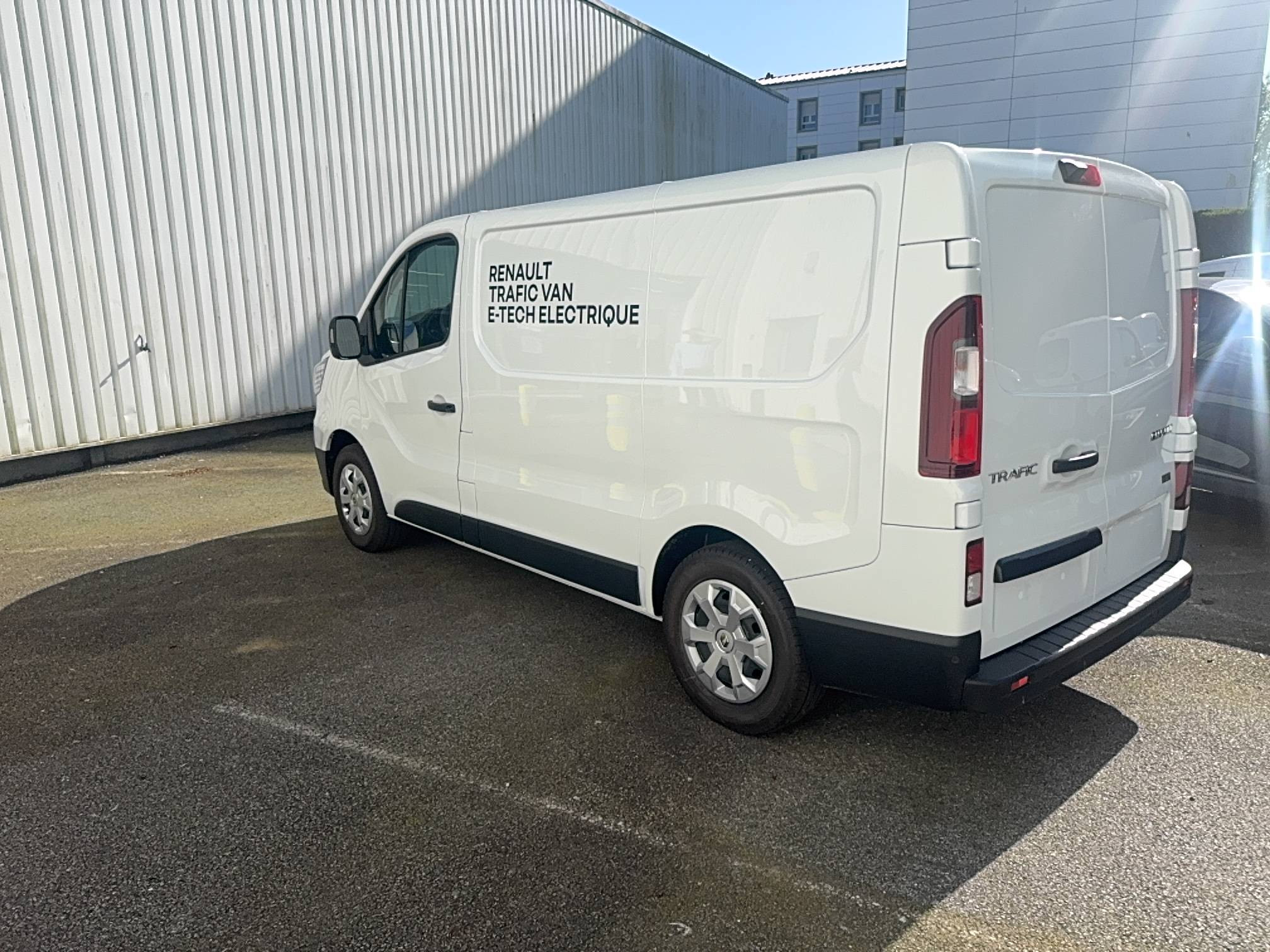 Vente en ligne Renault Trafic Van E-Tech FG GCF L1H1 52kWh AC22 au prix de 36 490 €