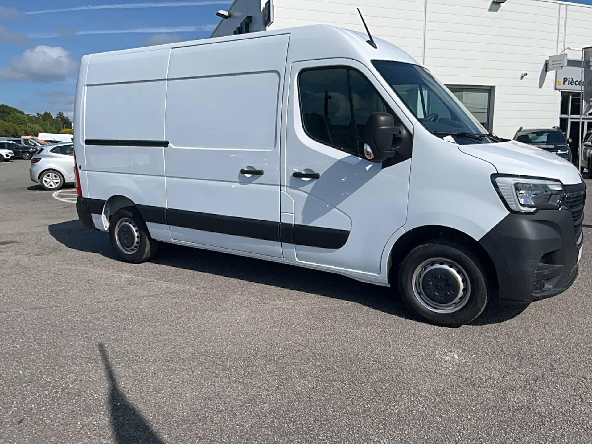 Vente en ligne Renault Master Fourgon MASTER FGN TRAC F3500 L2H2 BLUE DCI 135 au prix de 26 990 €