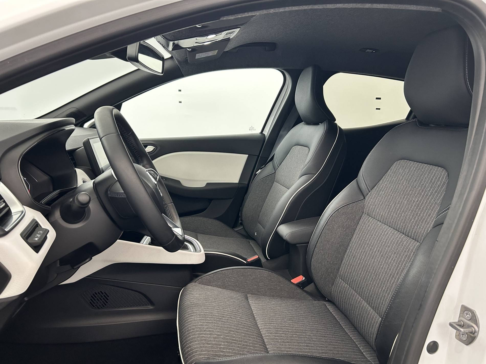 Vente en ligne Renault Clio 5 Clio E-Tech hybride 145 au prix de 17 970 €