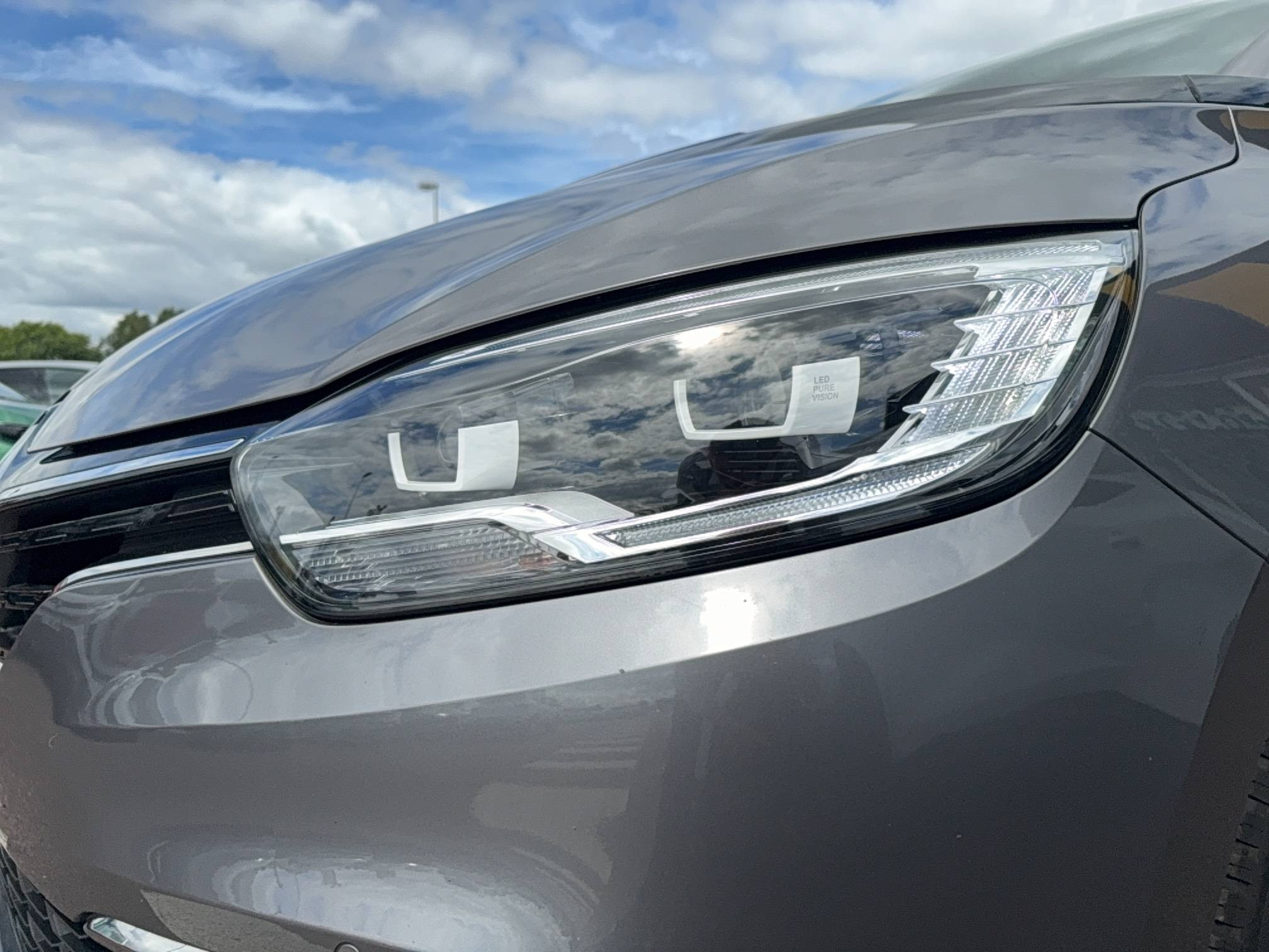 Vente en ligne Renault Grand Scenic 4 Grand Scenic TCe 140 EDC au prix de 22 830 €