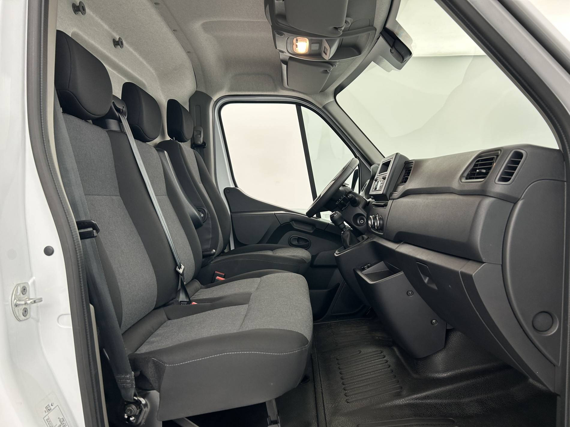 Vente en ligne Renault Master Fourgon MASTER FGN TRAC F3500 L3H3 BLUE DCI 135 au prix de 28 990 €