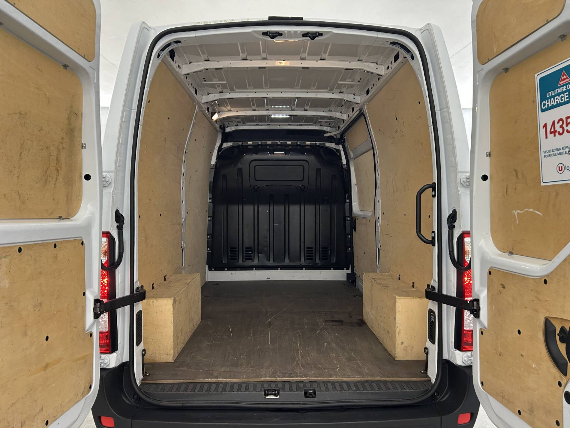 Vente en ligne Renault Master Fourgon MASTER FGN TRAC F3500 L2H2 BLUE DCI 135 au prix de 25 990 €
