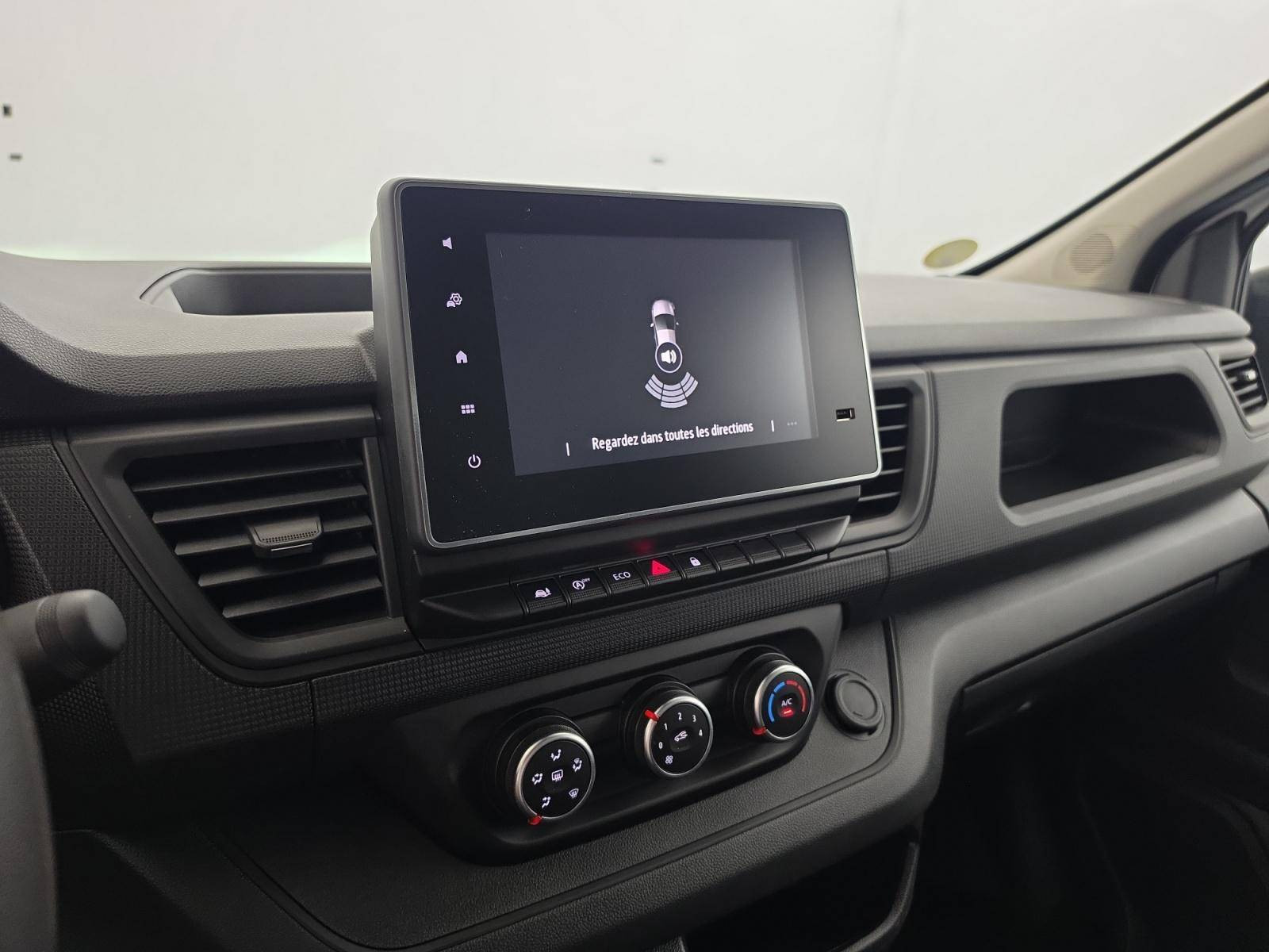 Vente en ligne Renault Trafic 3 Fourgon TRAFIC FG BLUE DCI 150 L1H1 2T8 GSR2 au prix de 23 940 €
