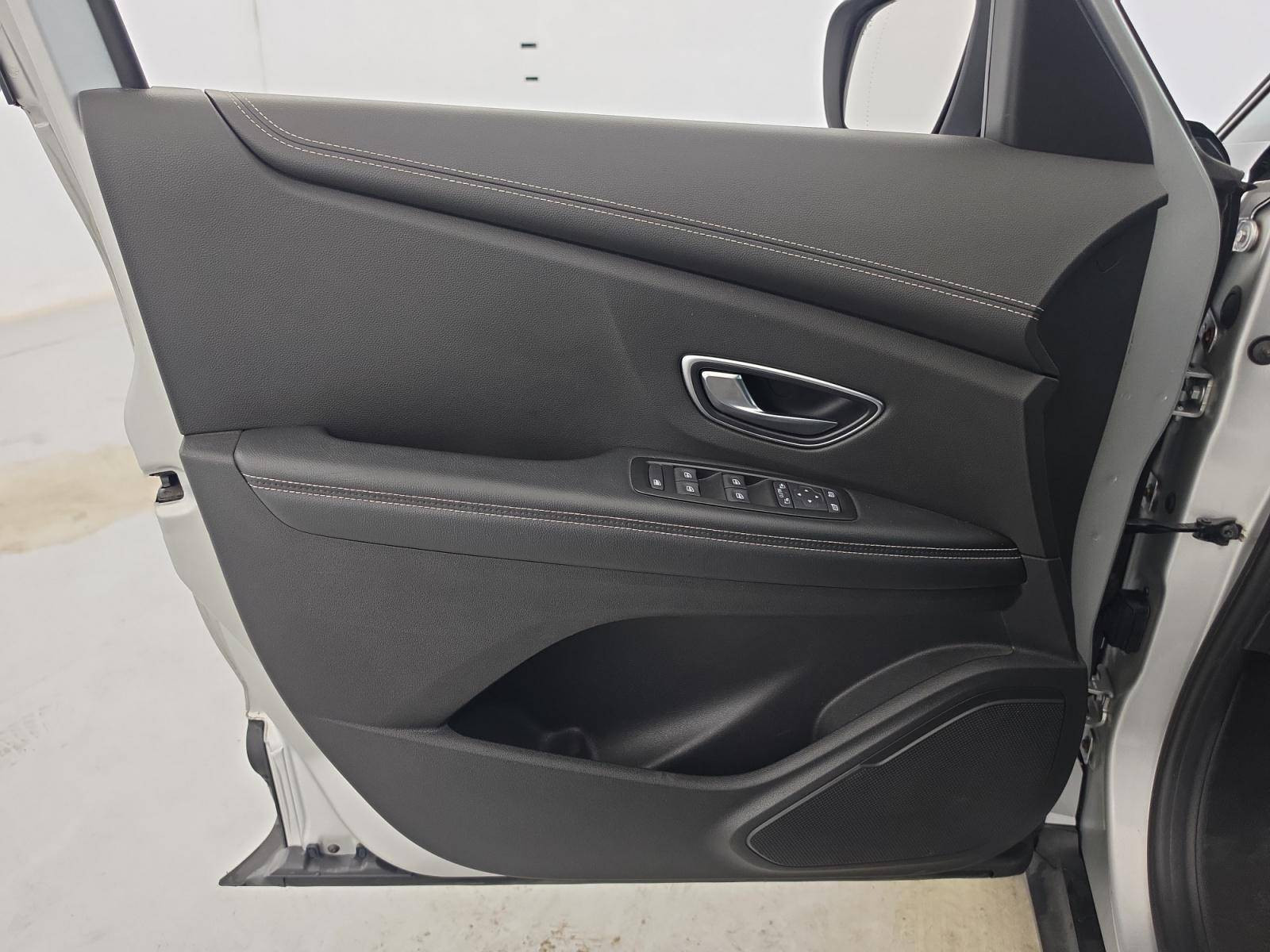 Vente en ligne Renault Grand Scenic 4 Grand Scenic dCi 130 Energy au prix de 15 650 €