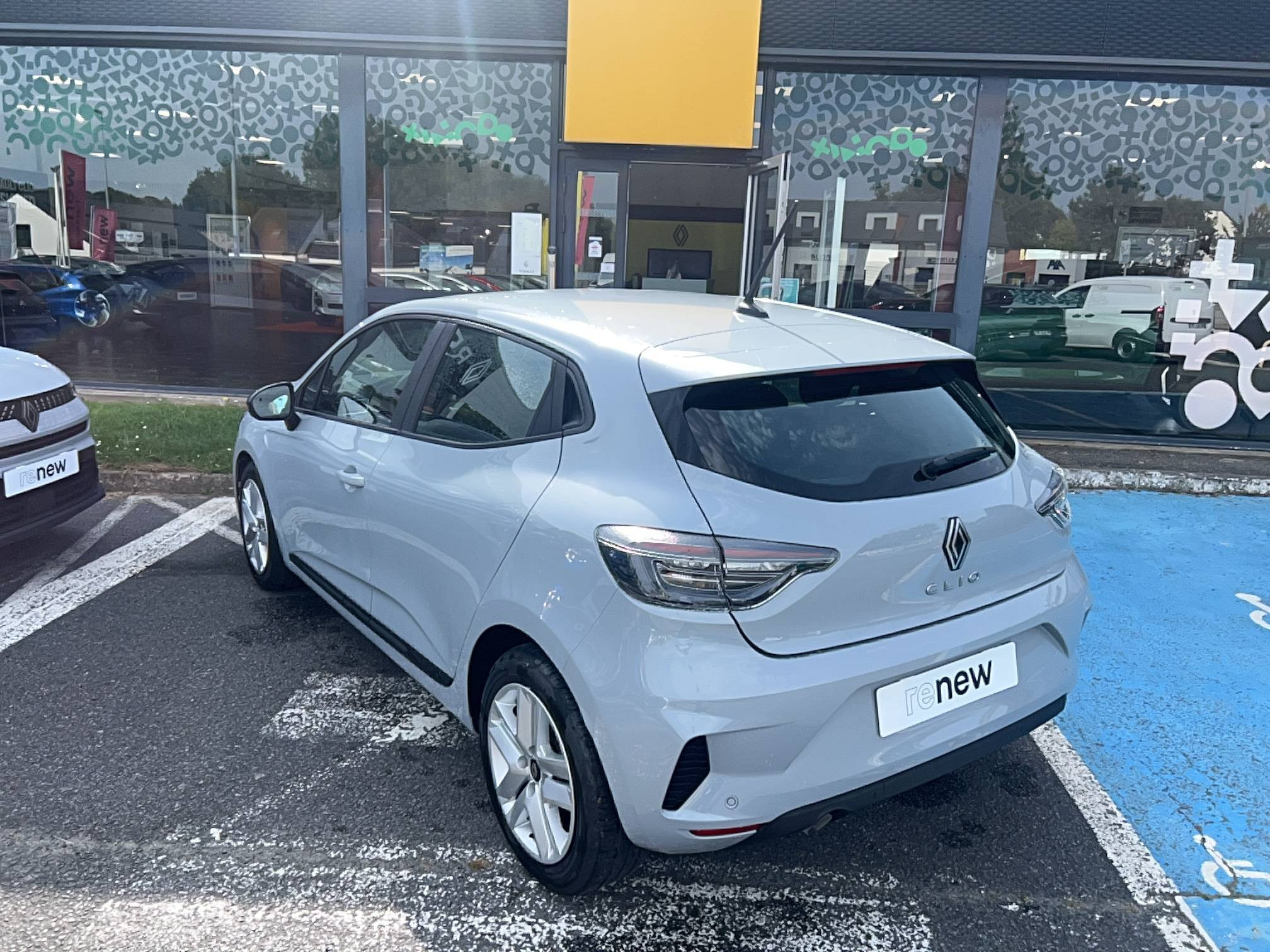Vente en ligne Renault Clio 5 Clio TCe 90 au prix de 15 990 €