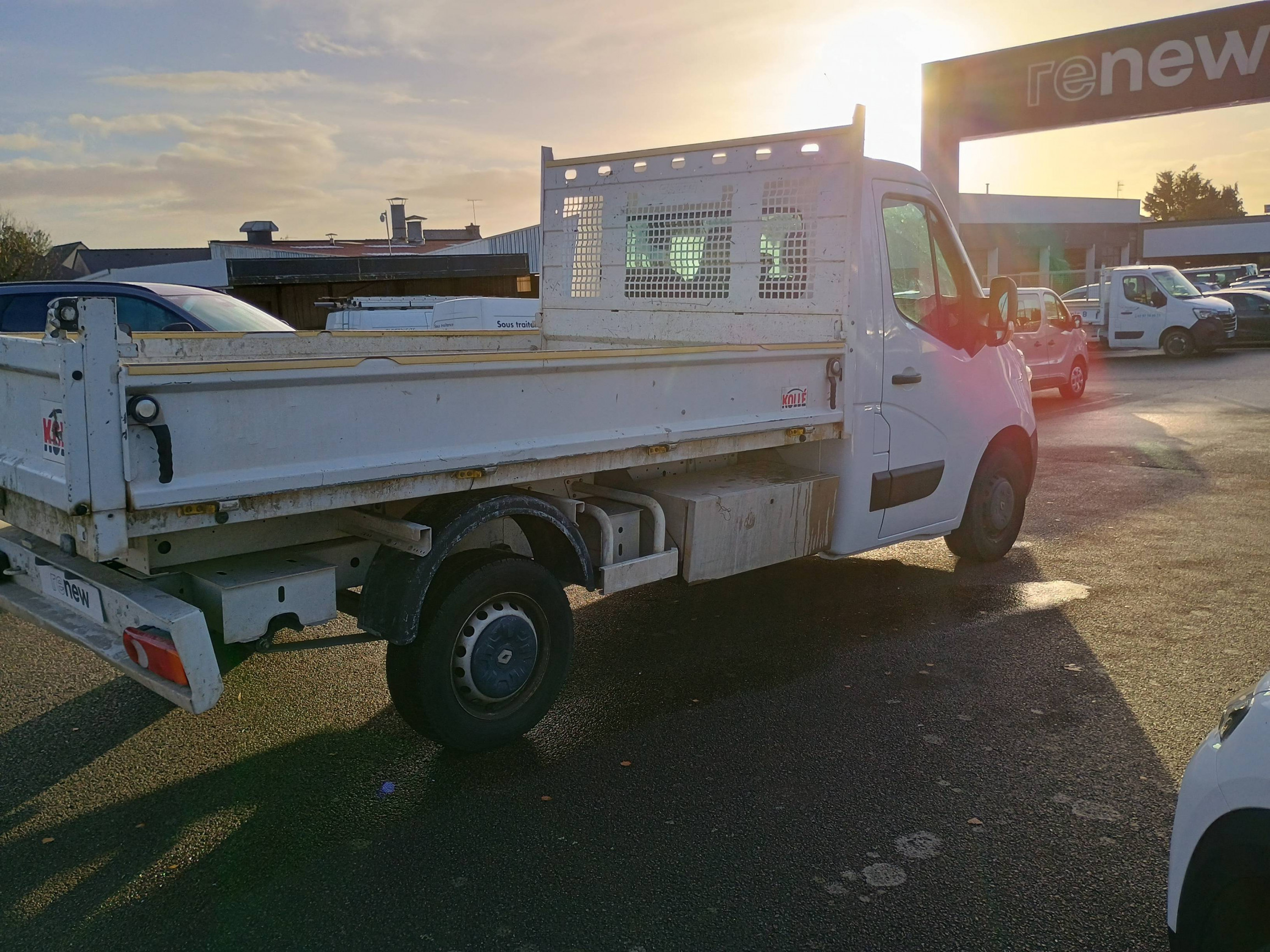 Vente en ligne Renault Master 3 Châssis Cabine MASTER CC L2 3.5t 2.3 dCi 130 E6 BENNE au prix de 22 990 €