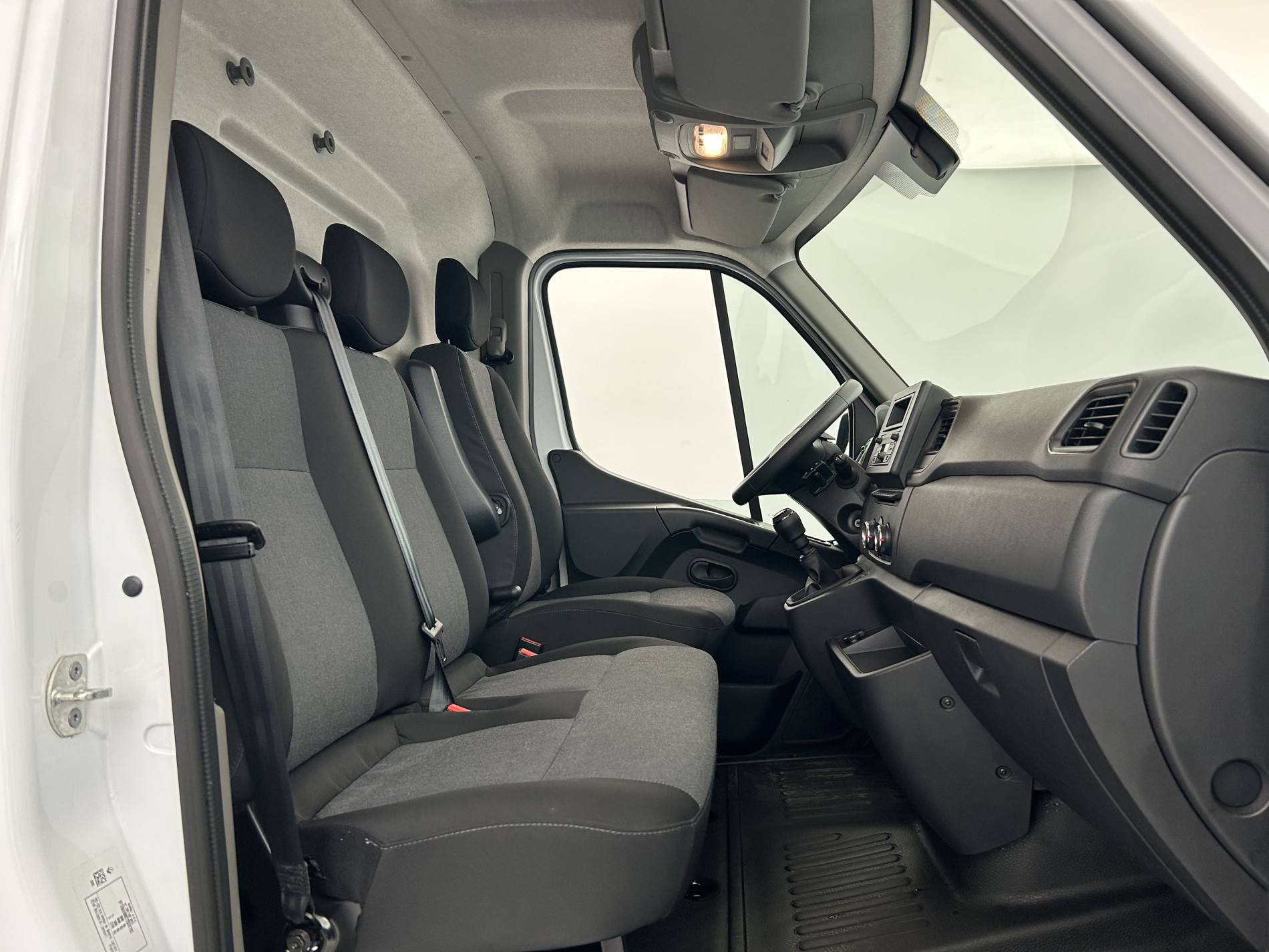 Vente en ligne Renault Master Fourgon MASTER FGN TRAC F3500 L2H2 BLUE DCI 135 au prix de 27 990 €