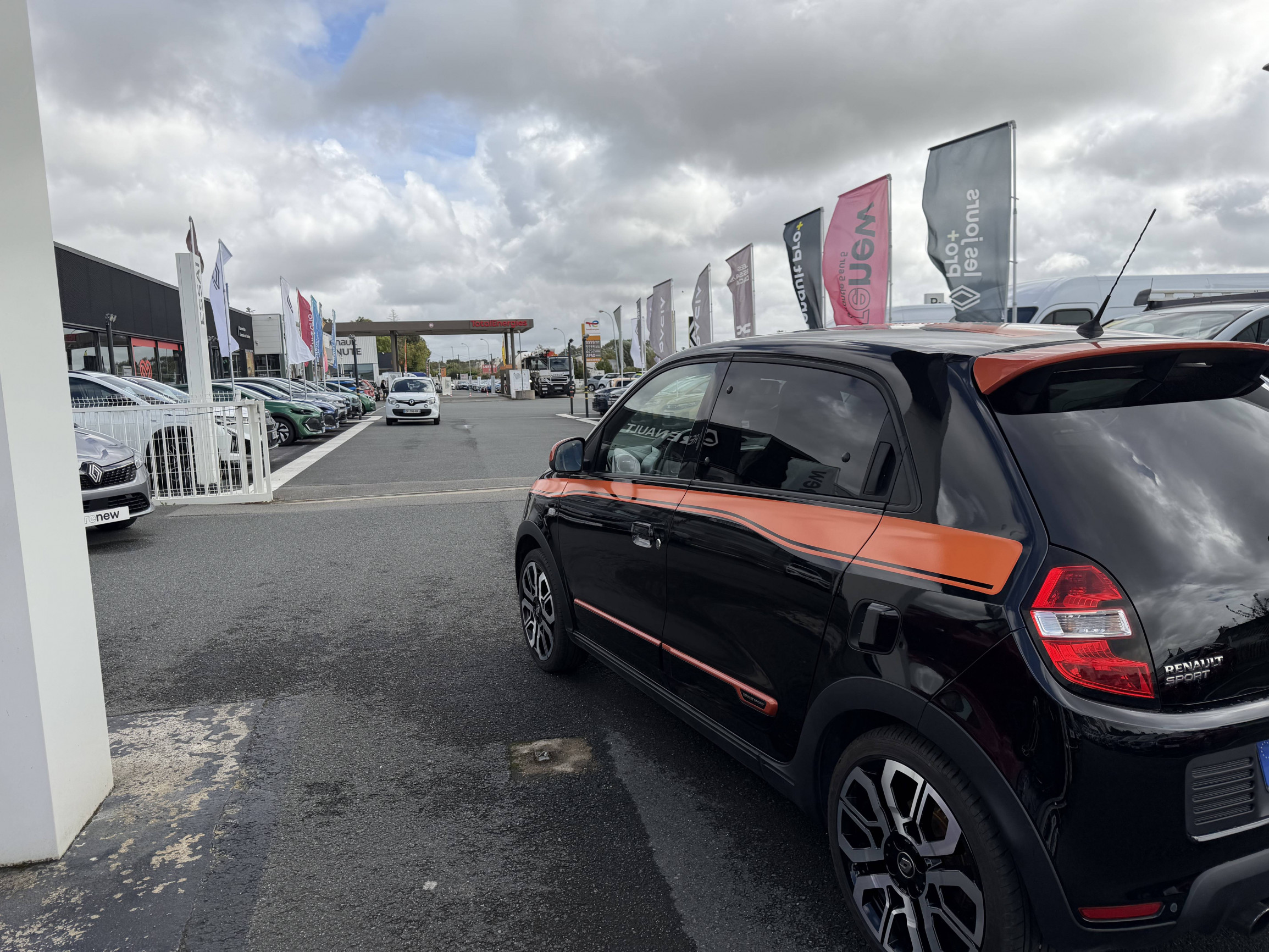 Vente en ligne Renault Twingo 3  0.9 TCe 110 E6C au prix de 13 990 €