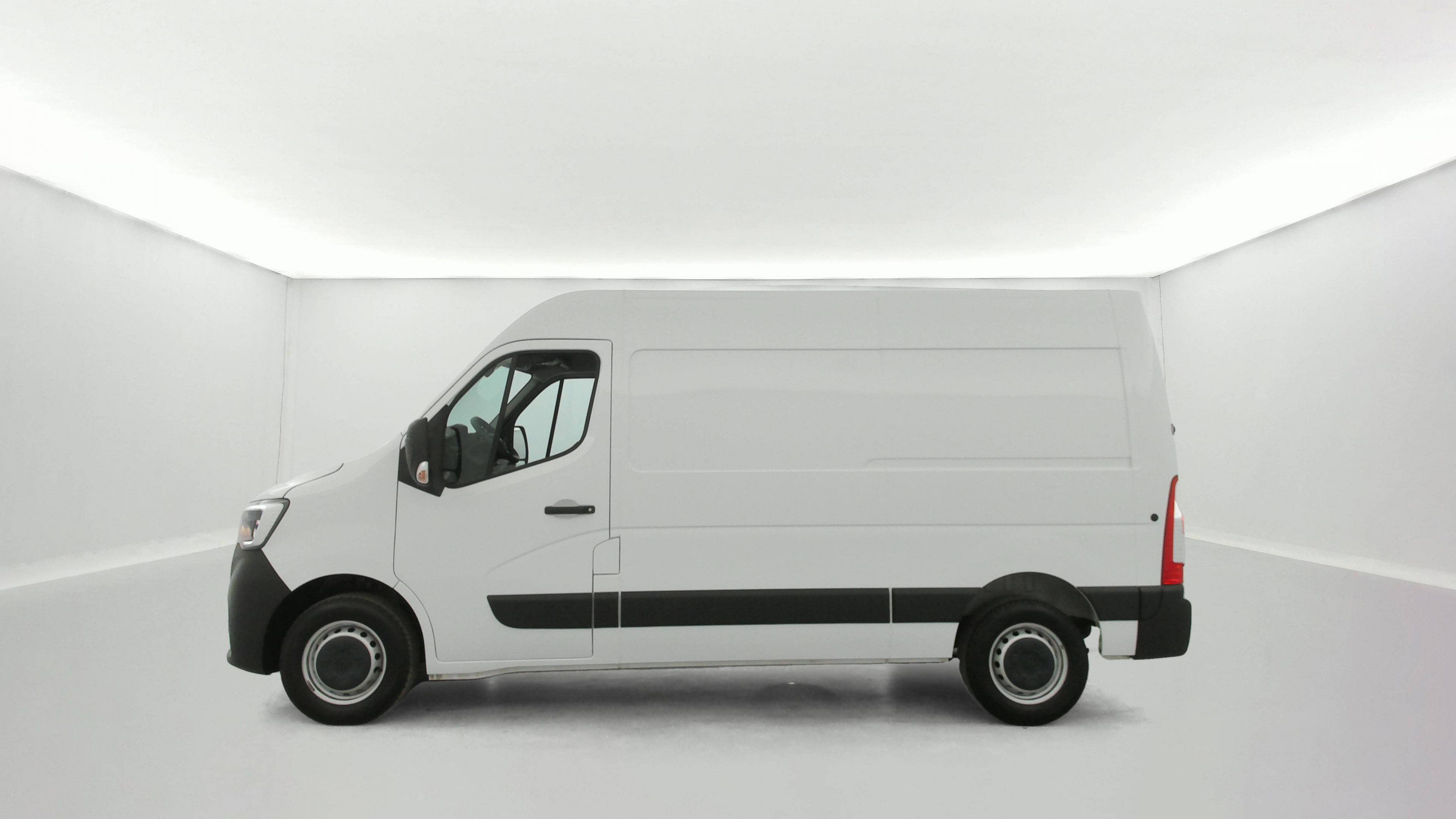 Vente en ligne Renault Master Fourgon MASTER FGN TRAC F3500 L2H2 BLUE DCI 135 au prix de 23 880 €