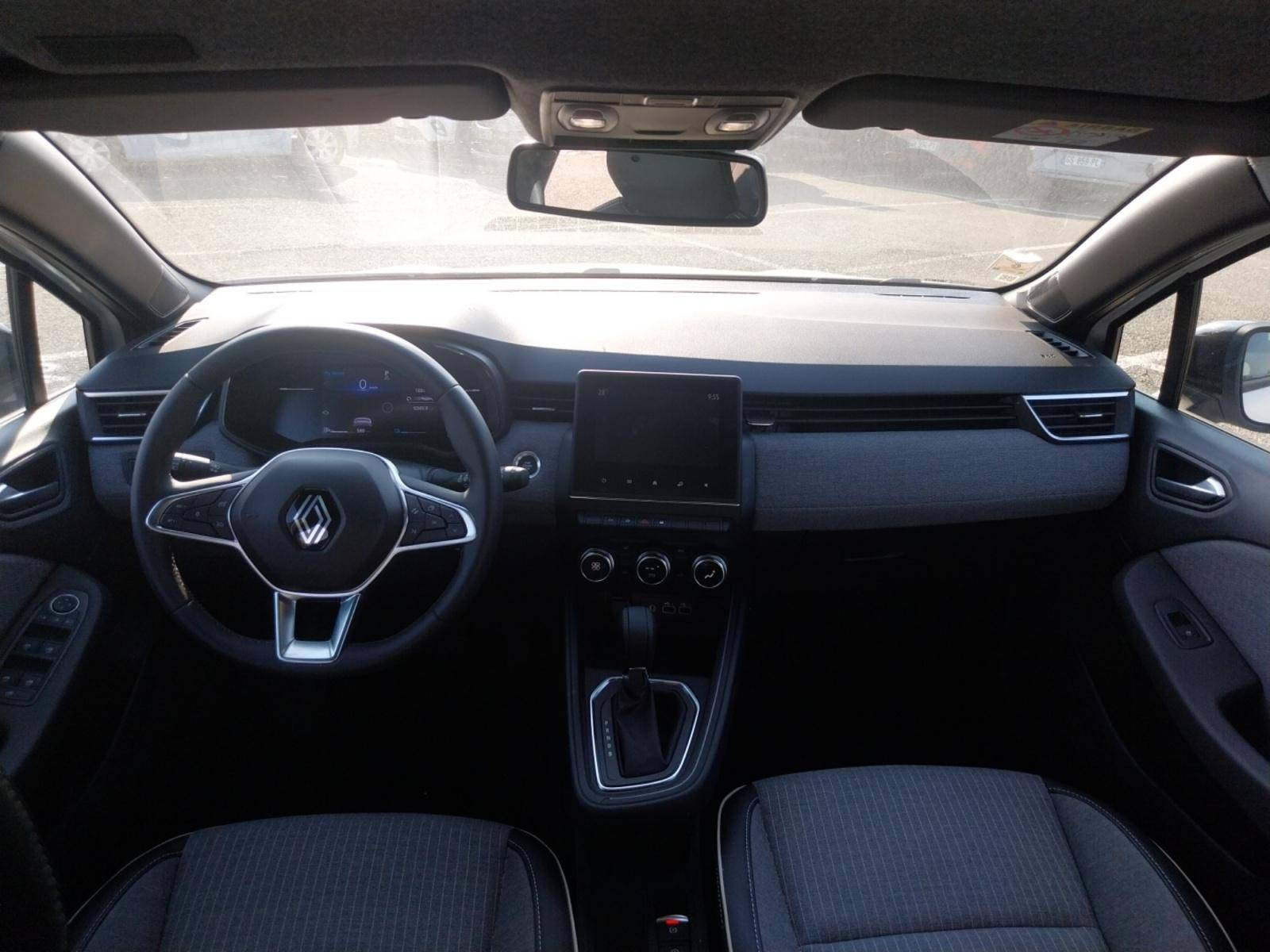 Vente en ligne Renault Clio 5 Clio E-Tech full hybrid 145 au prix de 17 990 €