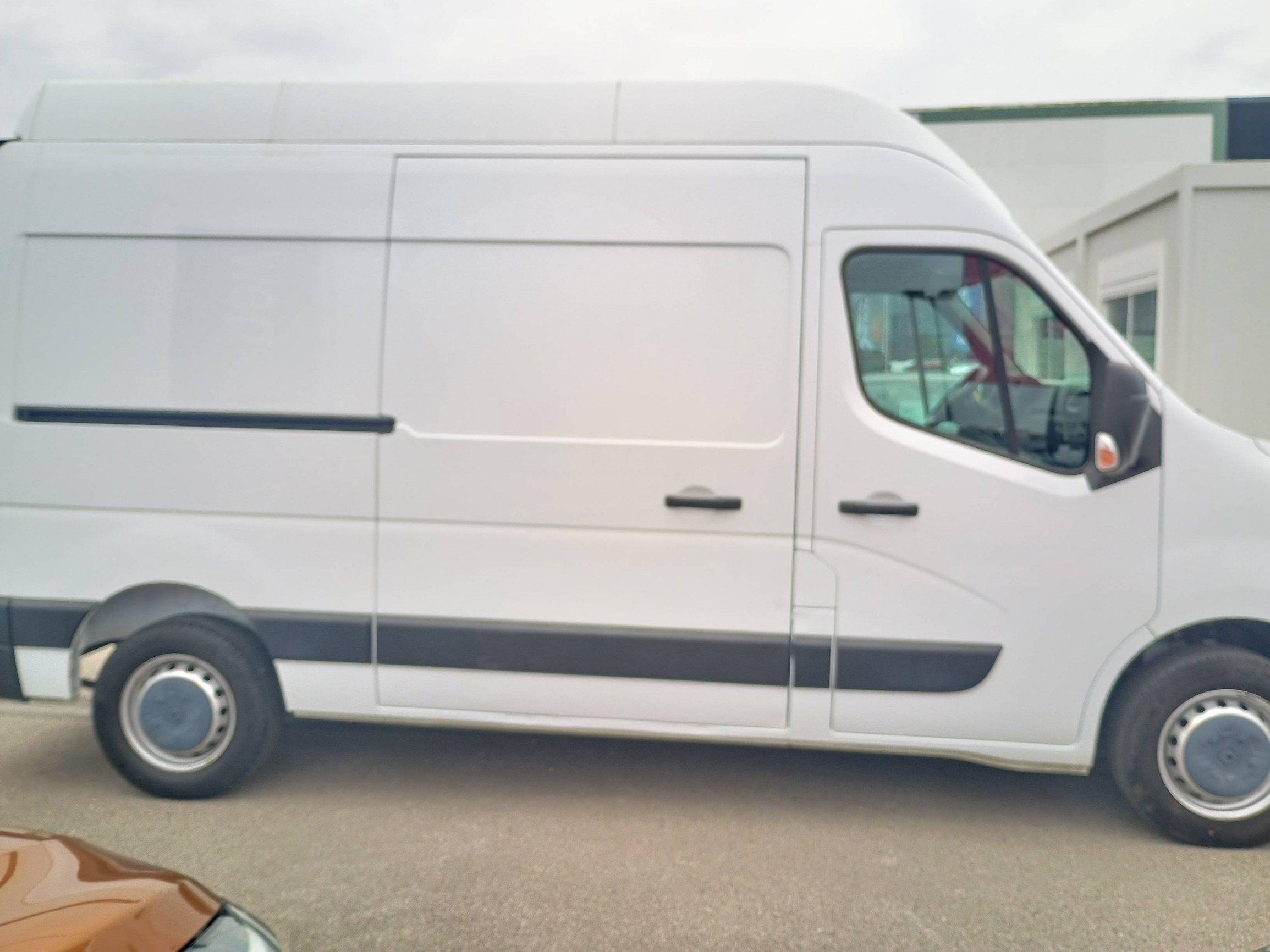 Vente en ligne Renault Master Fourgon MASTER FGN TRAC F3500 L2H3 DCI 135 au prix de 23 990 €