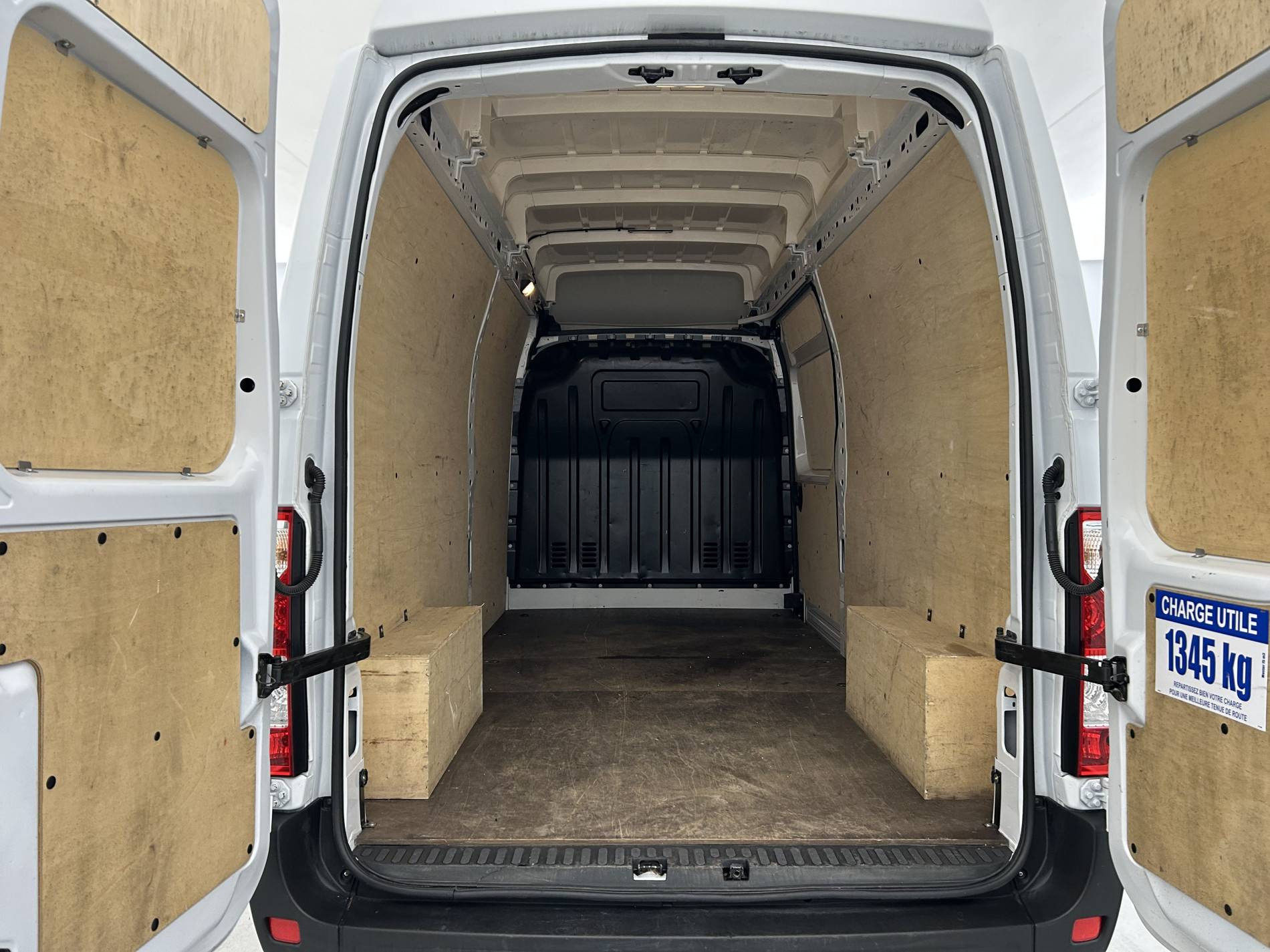Vente en ligne Renault Master Fourgon MASTER FGN TRAC F3500 L3H3 BLUE DCI 135 au prix de 28 790 €