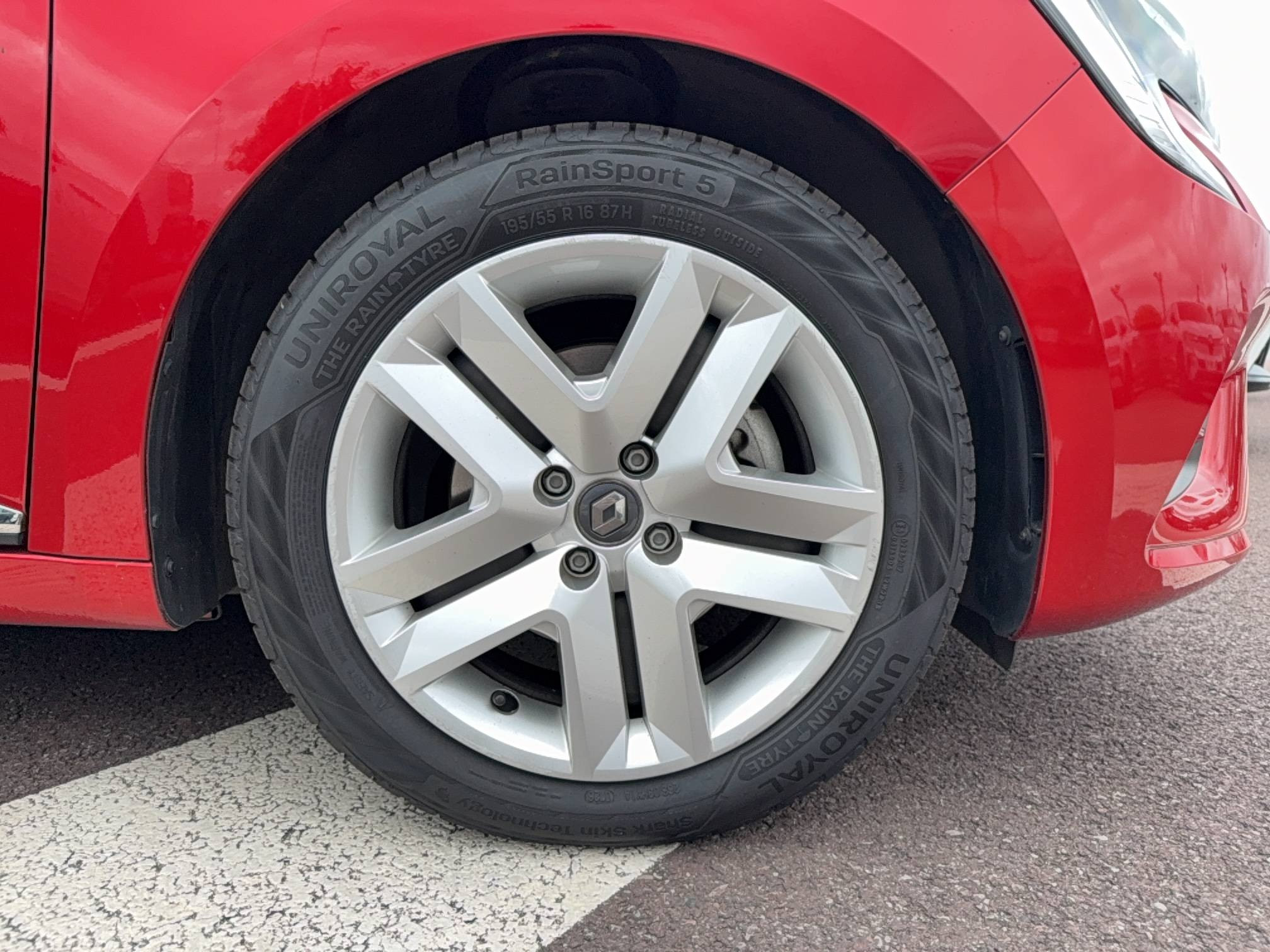 Vente en ligne Renault Clio 5 Clio E-Tech 140 - 21N au prix de 15 375 €