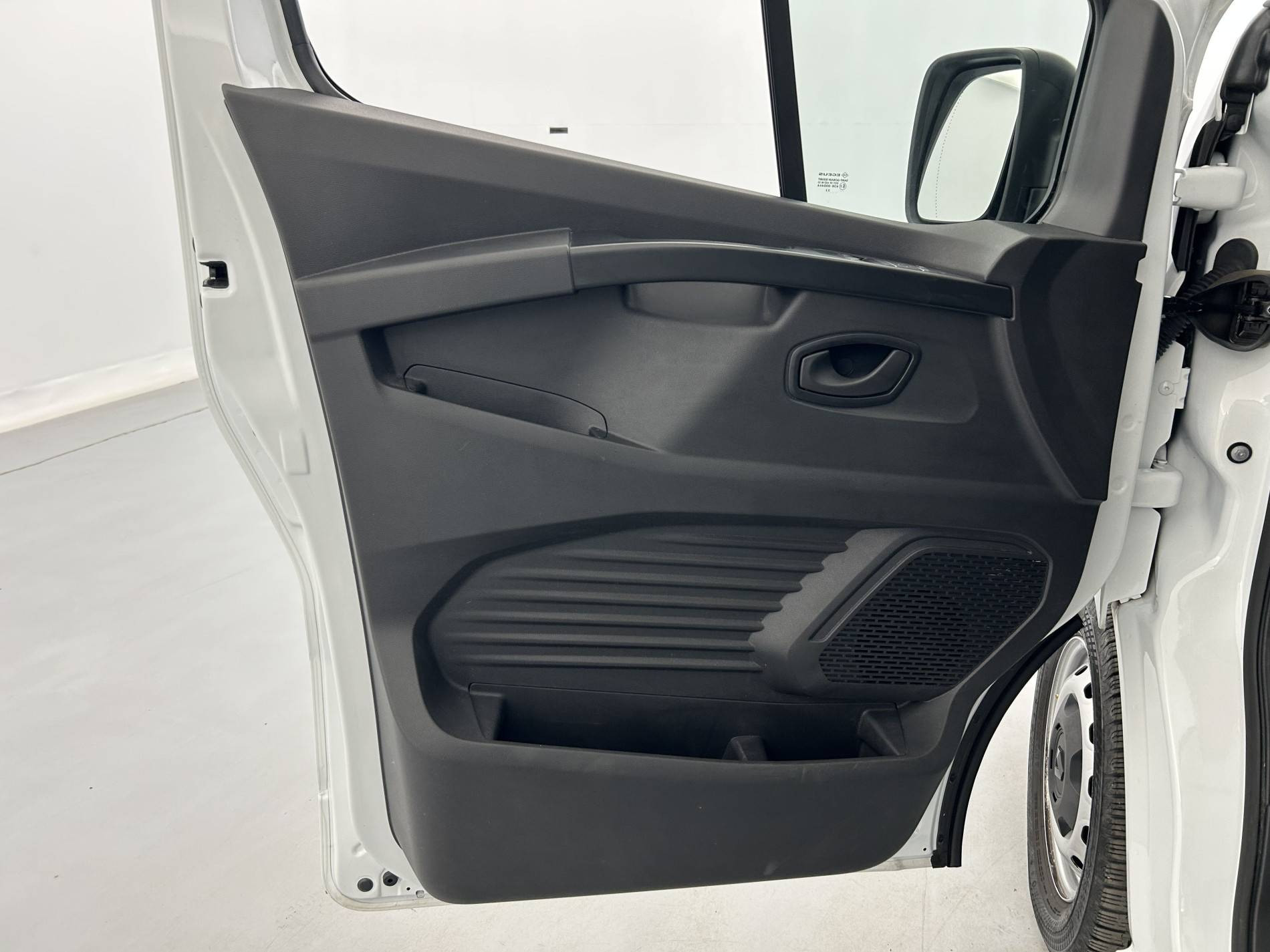 Vente en ligne Renault Trafic 3 Fourgon TRAFIC PC L2H1 3T BLUE DCI 150 au prix de 24 990 €