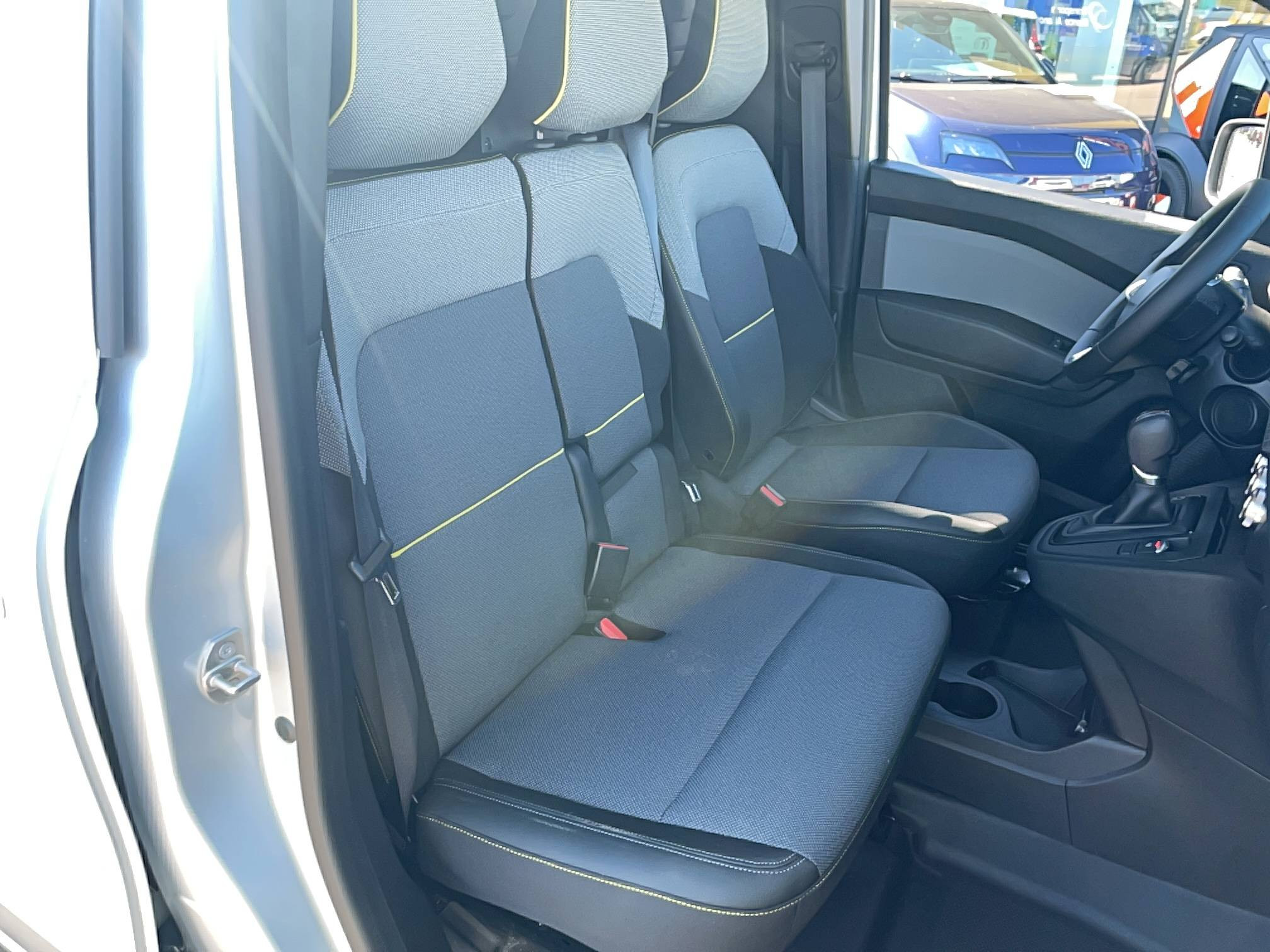 Vente en ligne Renault Kangoo Van E-Tech  FG TOLE L1 AC22/DC80 GSR2 au prix de 29 991 €