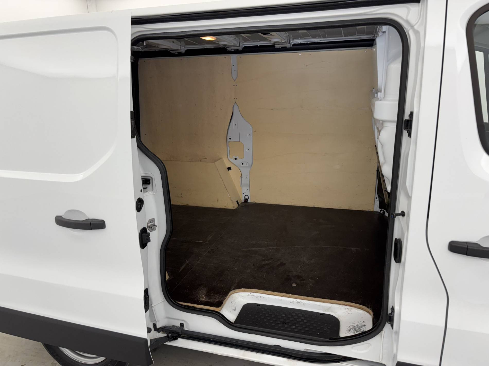 Vente en ligne Renault Trafic 3 Fourgon TRAFIC FG BLUE DCI 130 L1H1 3T GSR2 au prix de 22 990 €