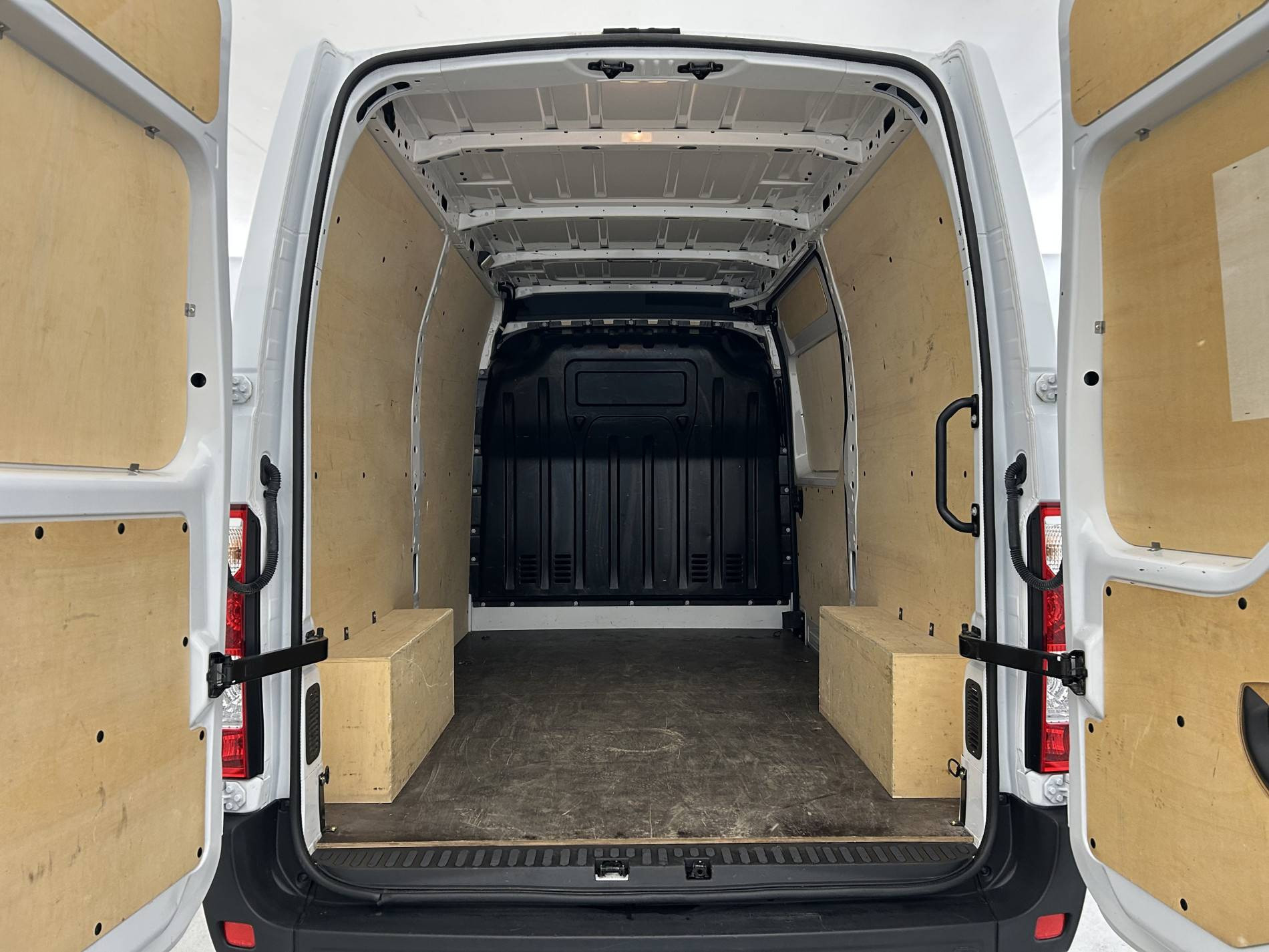 Vente en ligne Renault Master Fourgon MASTER FGN TRAC F3500 L2H2 BLUE DCI 135 au prix de 25 490 €