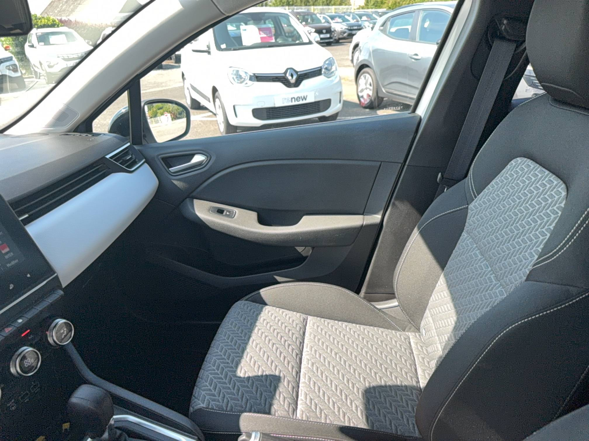 Vente en ligne Renault Clio 5 Clio E-Tech full hybrid 145 au prix de 17 990 €