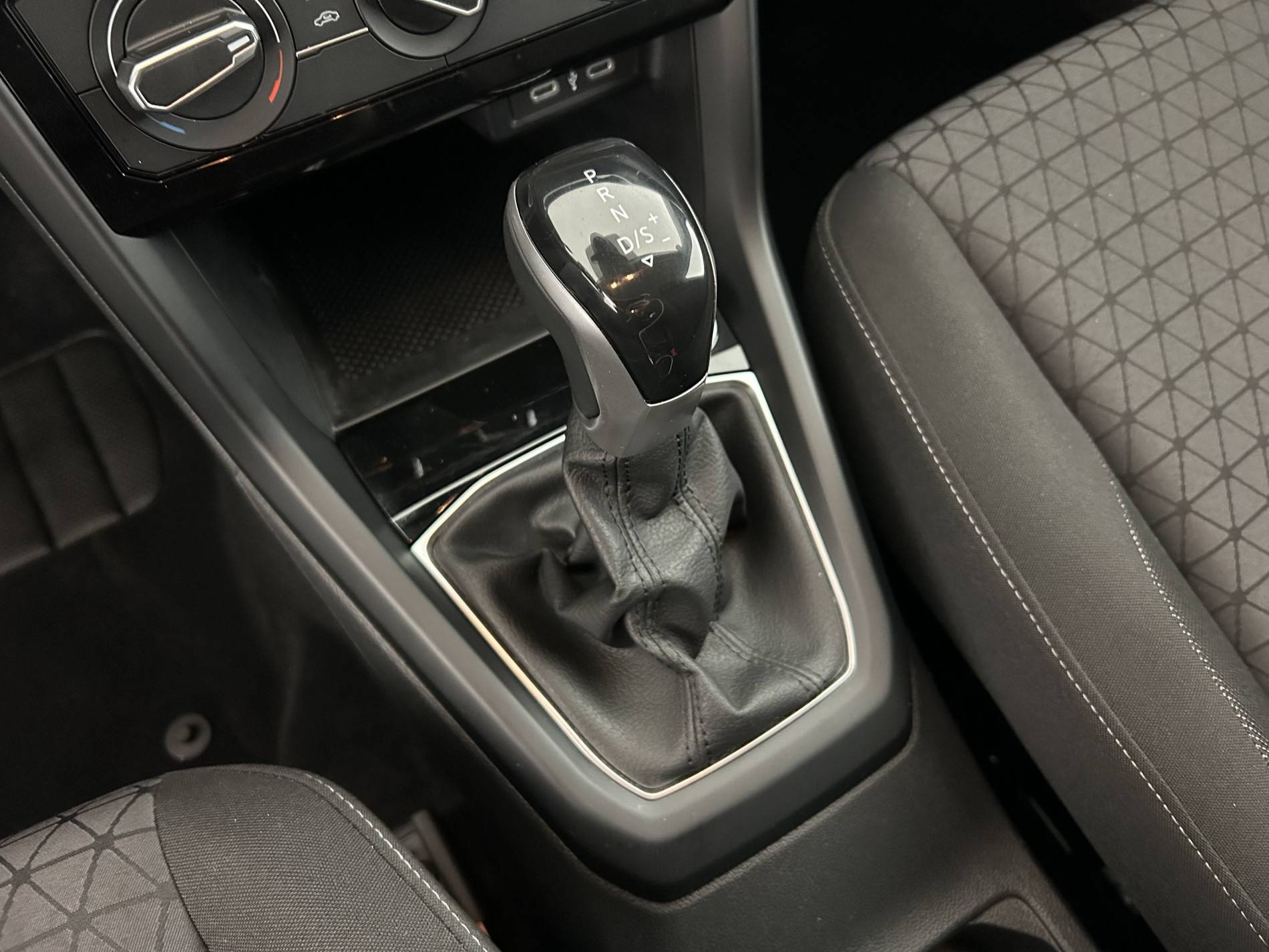 Vente en ligne Volkswagen T-Cross  1.0 TSI 110 Start/Stop DSG7 au prix de 22 990 €