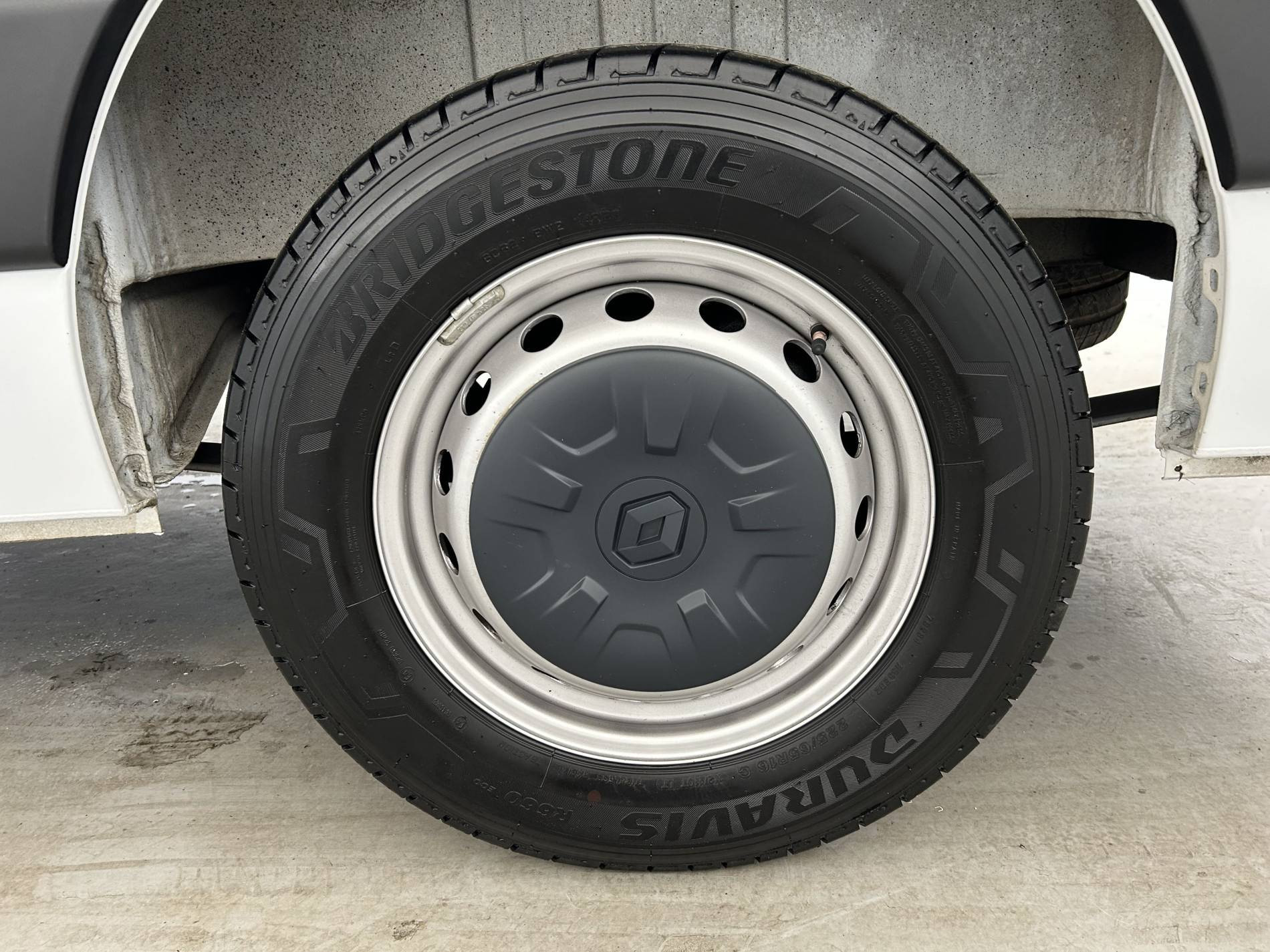 Vente en ligne Renault Master Fourgon MASTER FGN TRAC F3500 L2H2 BLUE DCI 135 au prix de 27 990 €