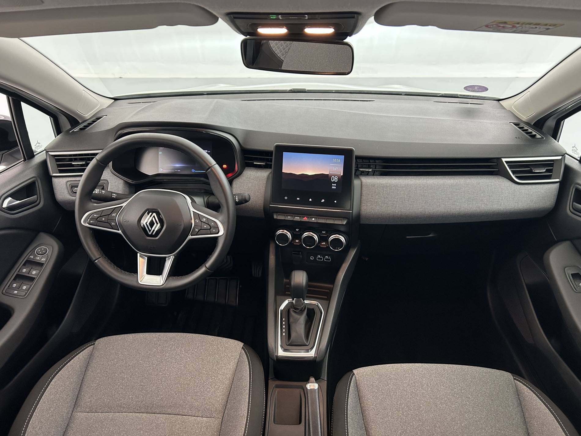Vente en ligne Renault Clio 5 Clio E-Tech full hybrid 145 au prix de 17 990 €