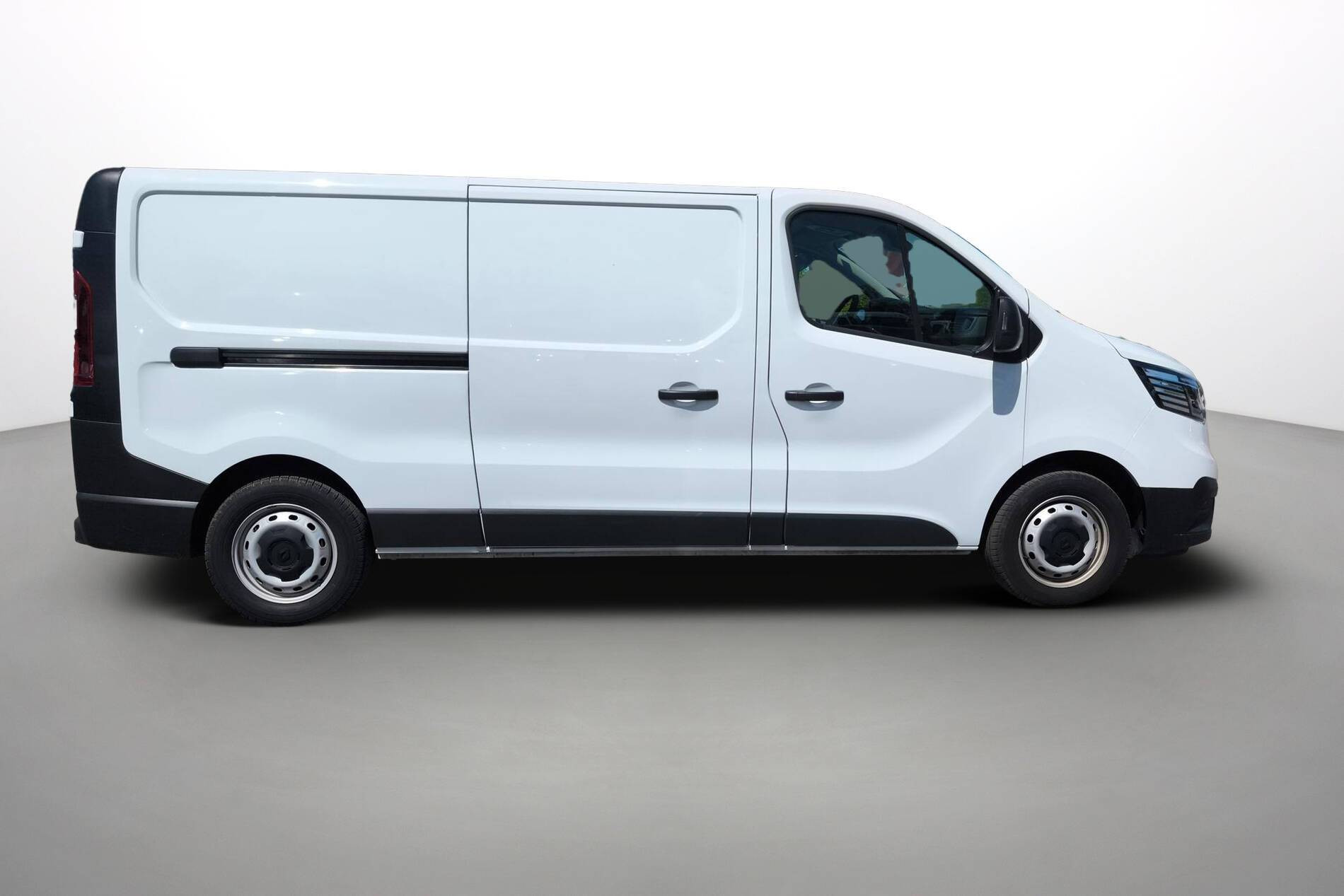 Vente en ligne Renault Trafic 3 Fourgon TRAFIC PC L2H1 3T BLUE DCI 150 au prix de 23 990 €