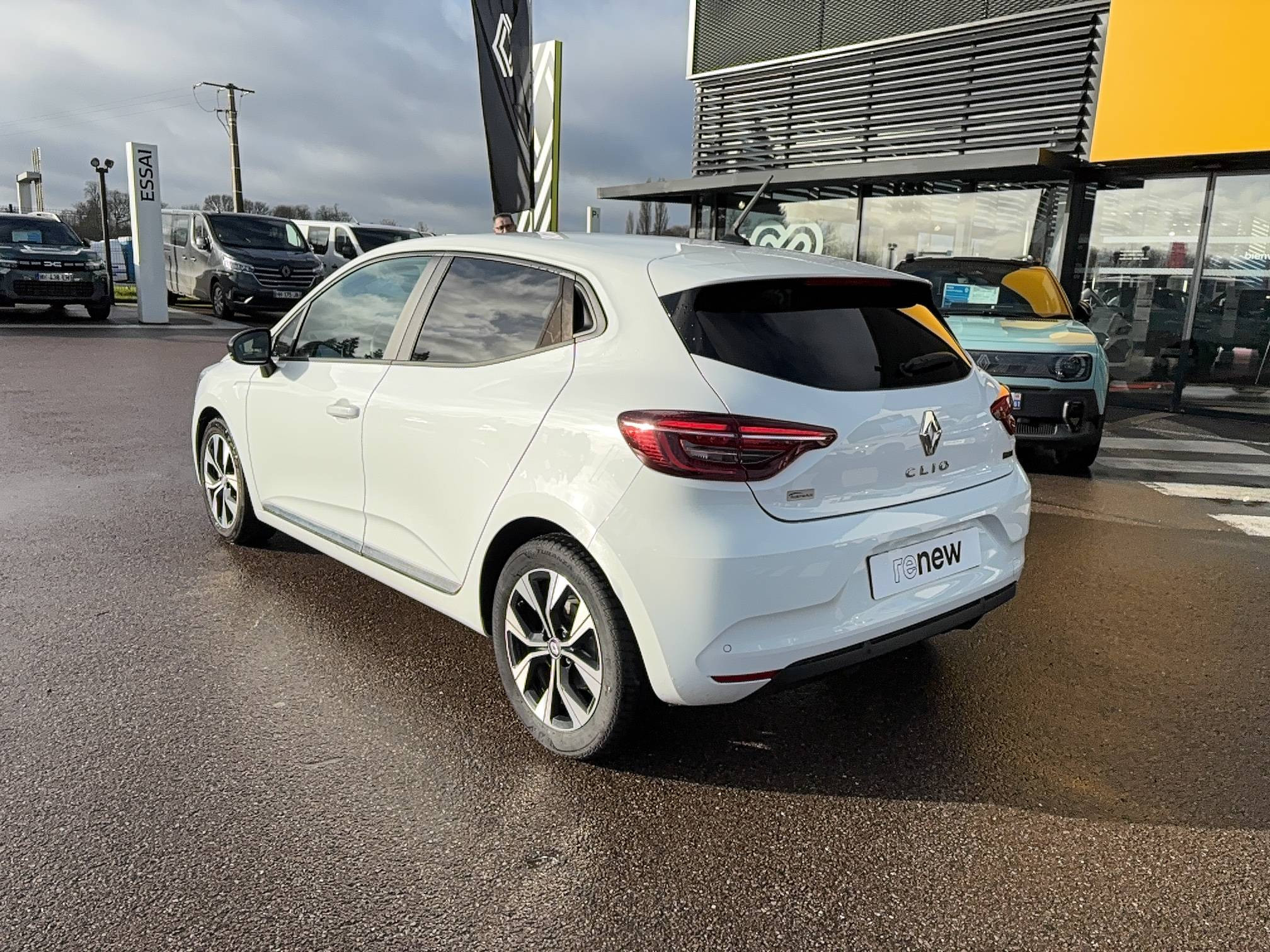 Vente en ligne Renault Clio 5 Clio E-Tech hybride 145 au prix de 17 391 €