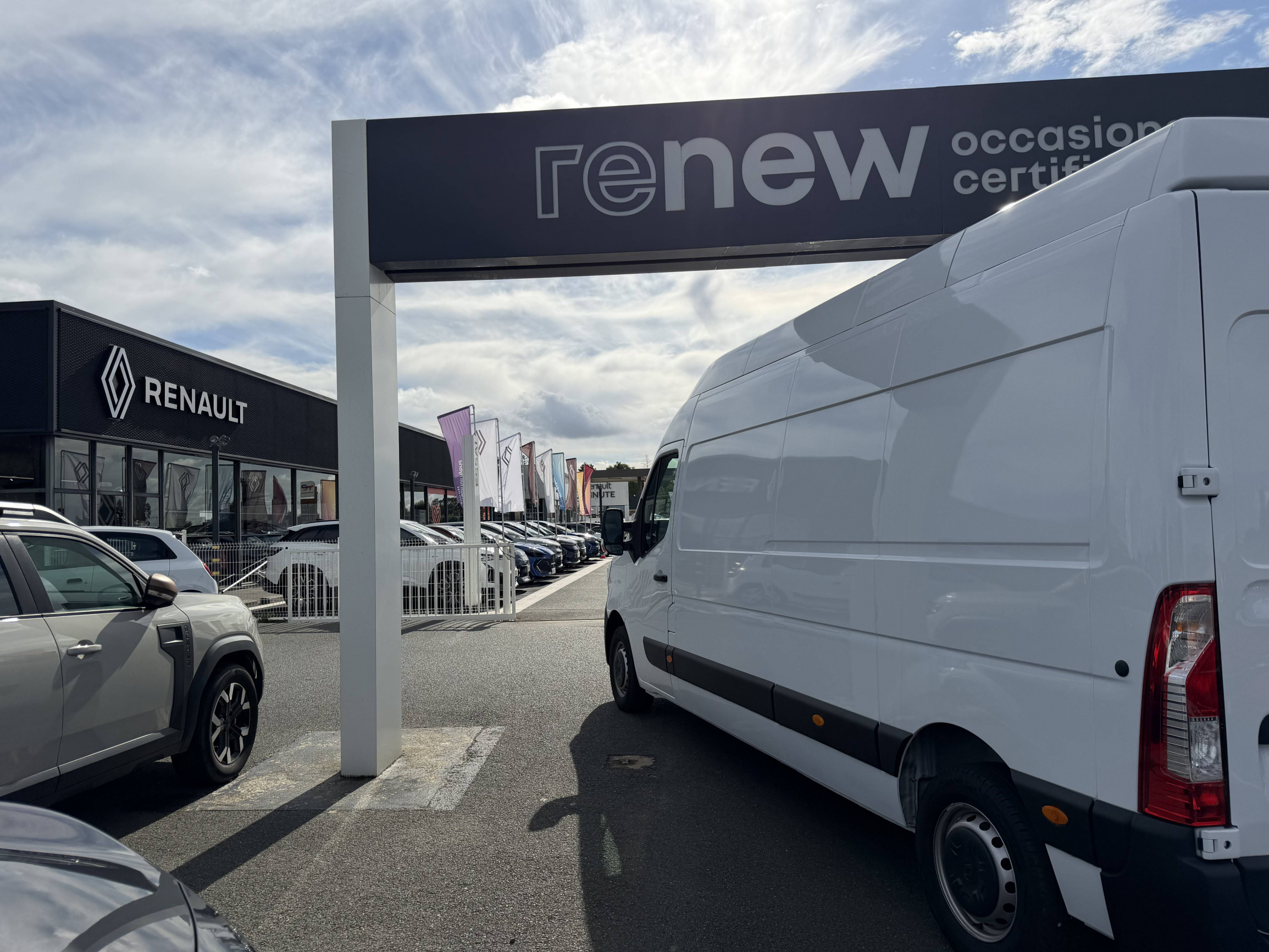 Vente en ligne Renault Master Fourgon MASTER FGN TRAC F3500 L3H3 BLUE DCI 135 au prix de 24 990 €