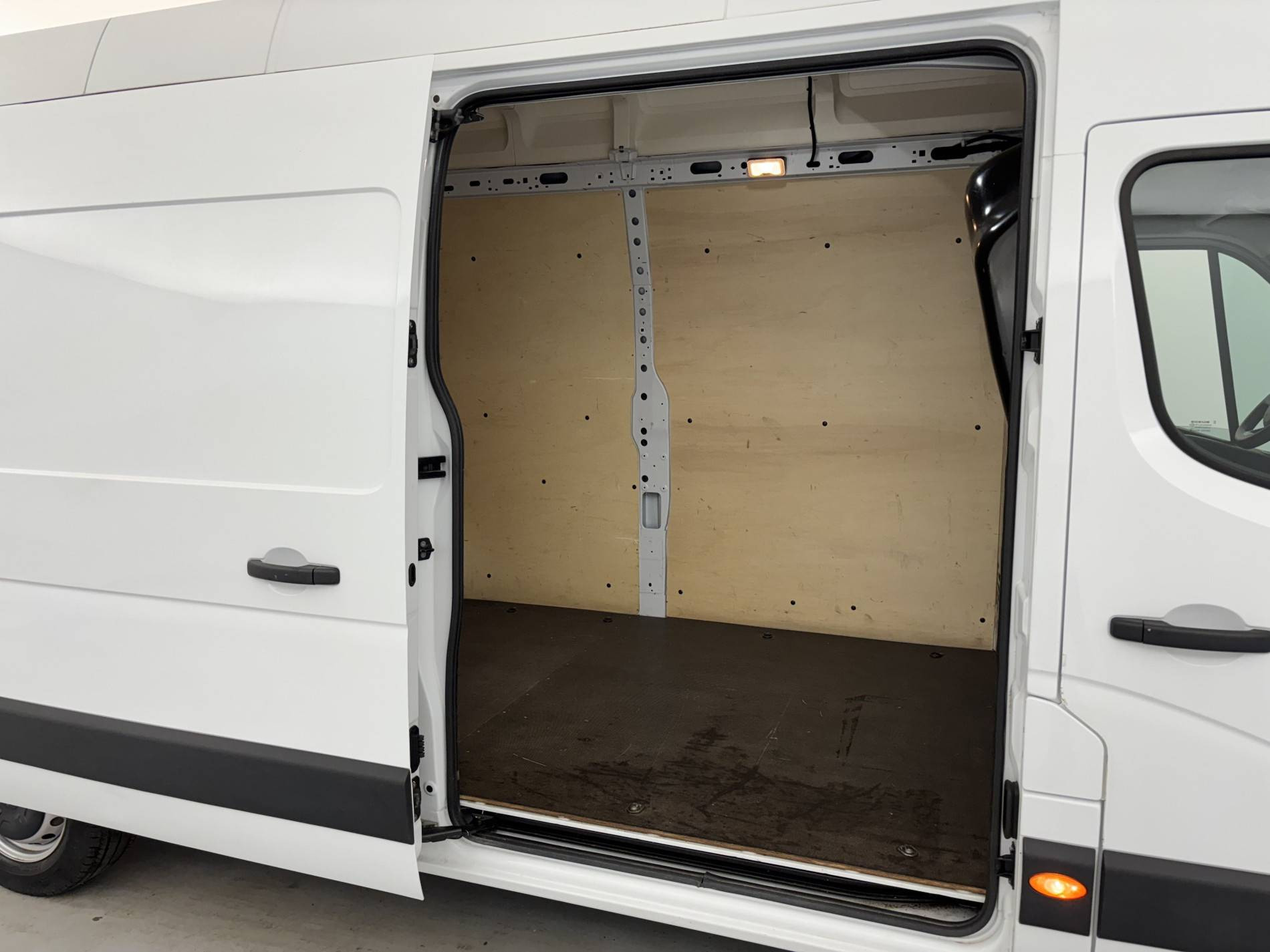Vente en ligne Renault Master Fourgon MASTER FGN TRAC F3500 L3H3 BLUE DCI 135 au prix de 27 000 €