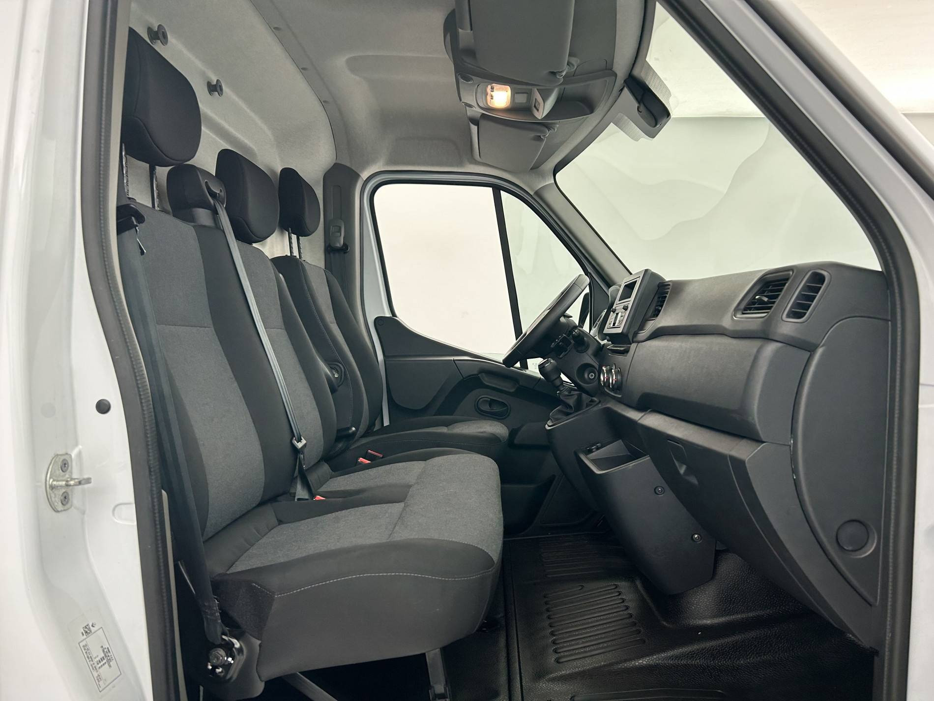 Vente en ligne Renault Master Fourgon MASTER FGN TRAC F3500 L2H2 BLUE DCI 135 au prix de 27 990 €