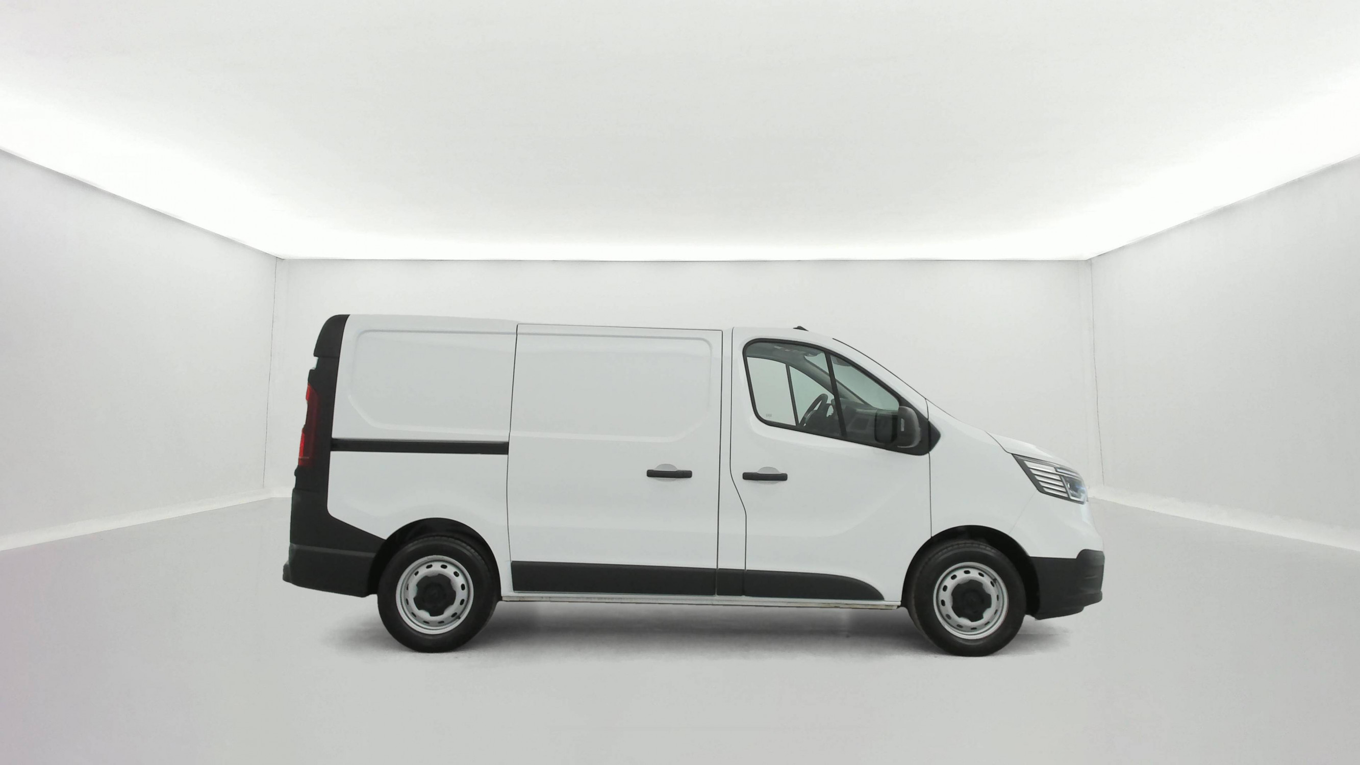 Vente en ligne Renault Trafic 3 Fourgon TRAFIC PC L2H1 3T BLUE DCI 150 au prix de 24 990 €