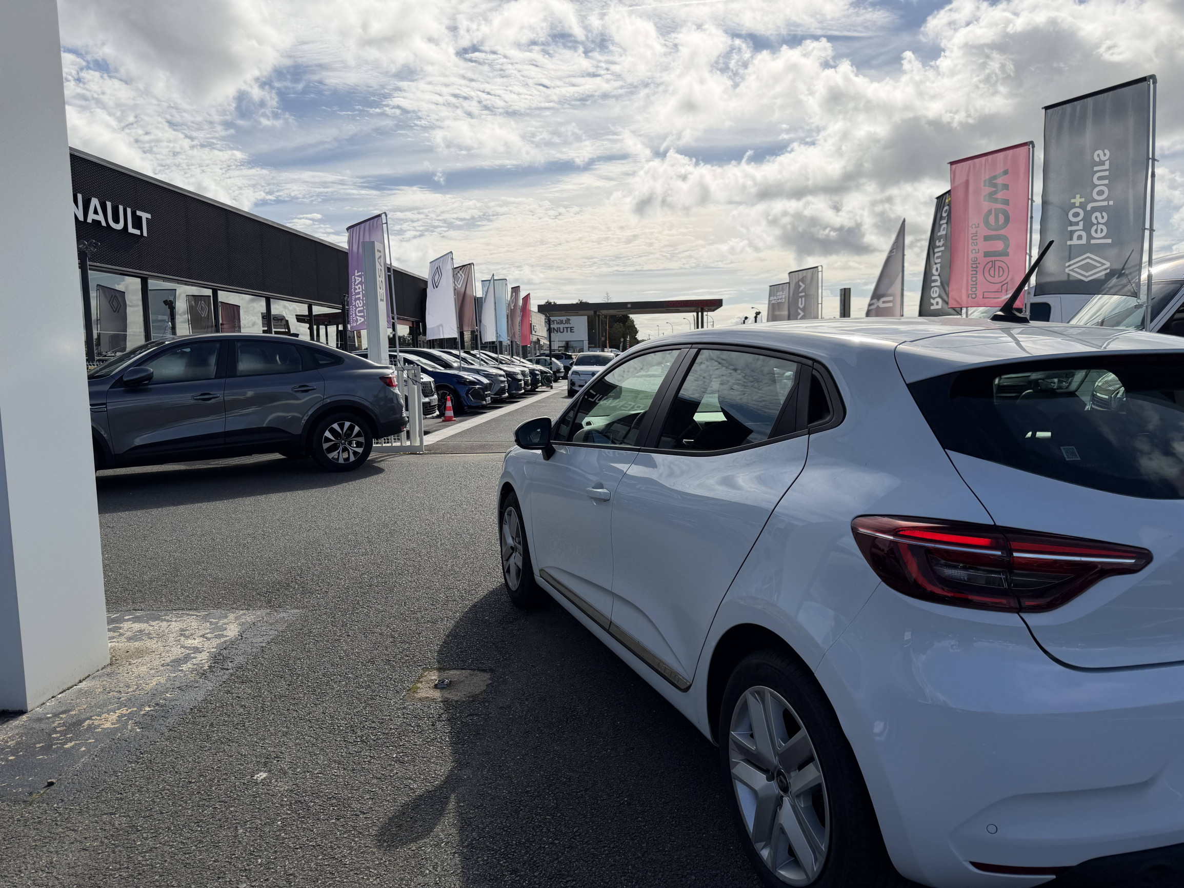 Vente en ligne Renault Clio 5 Clio TCe 90 - 21N au prix de 12 490 €