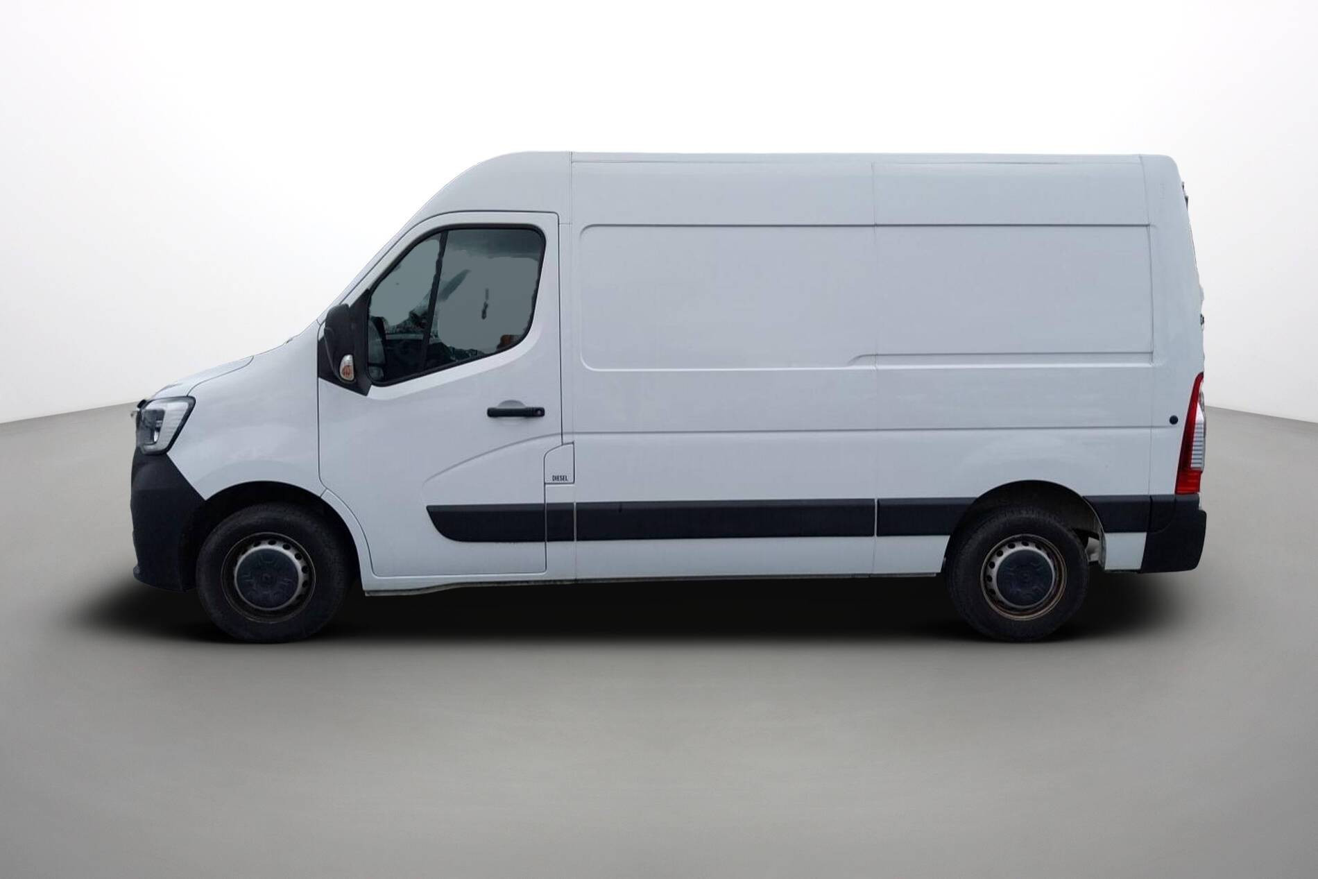 Vente en ligne Renault Master Fourgon MASTER FGN TRAC F3500 L2H2 BLUE DCI 135 au prix de 26 990 €