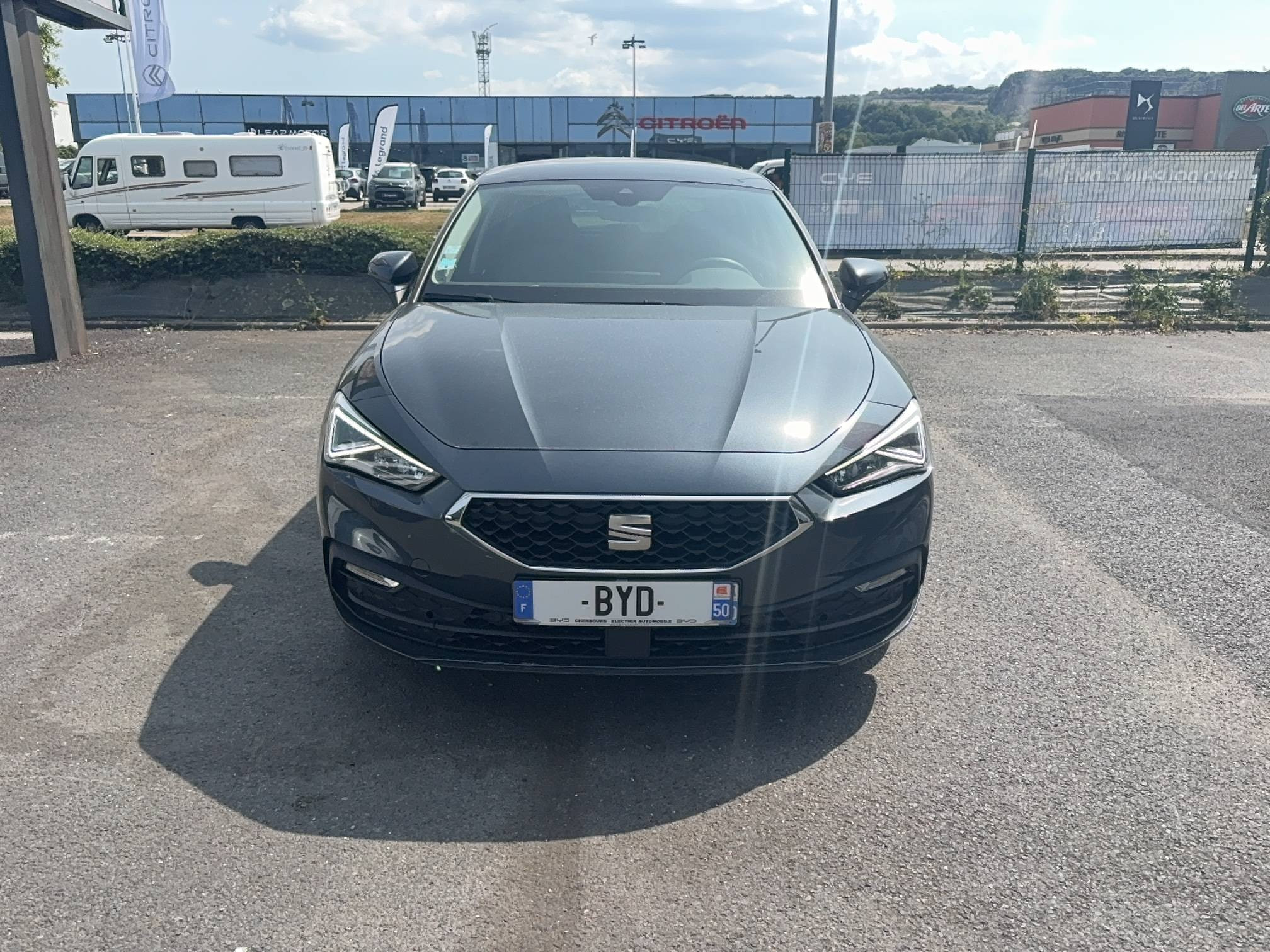 Vente en ligne Seat Leon Sportstourer  1.0 TSI 110 BVM6 au prix de 15 990 €