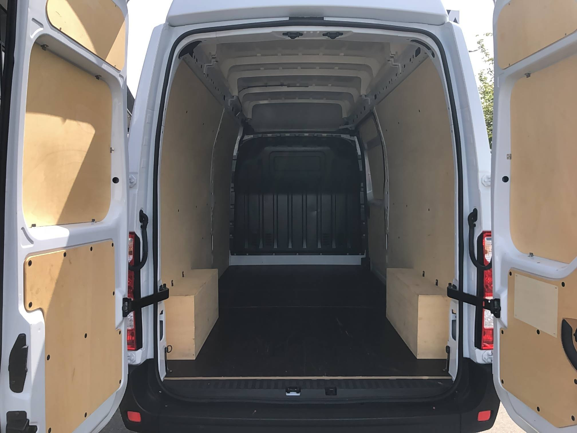 Vente en ligne Renault Master Fourgon MASTER FGN TRAC F3500 L3H3 BLUE DCI 135 au prix de 30 990 €