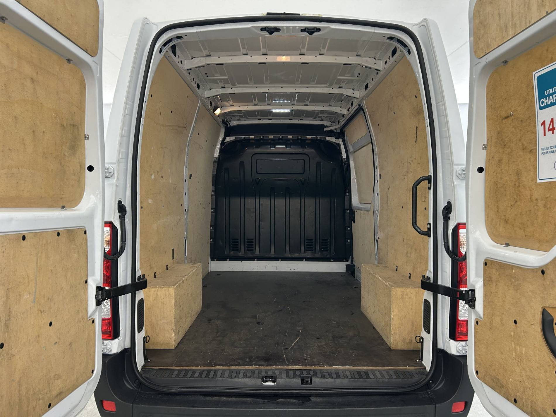 Vente en ligne Renault Master Fourgon MASTER FGN TRAC F3500 L2H2 BLUE DCI 135 au prix de 24 990 €