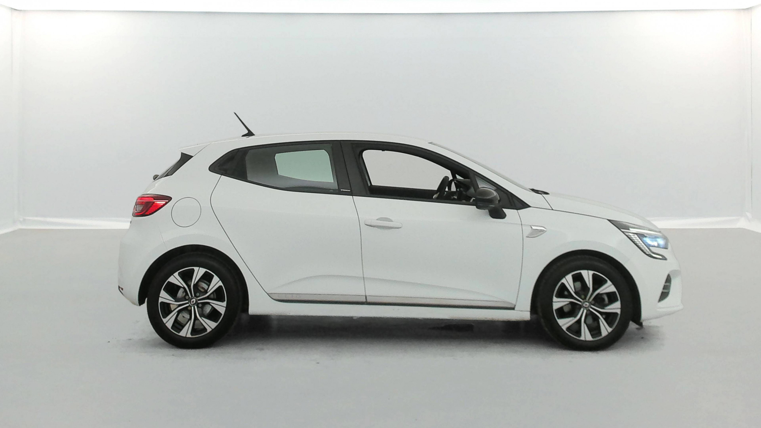 Vente en ligne Renault Clio 5 Clio E-Tech 140 - 21 au prix de 14 890 €