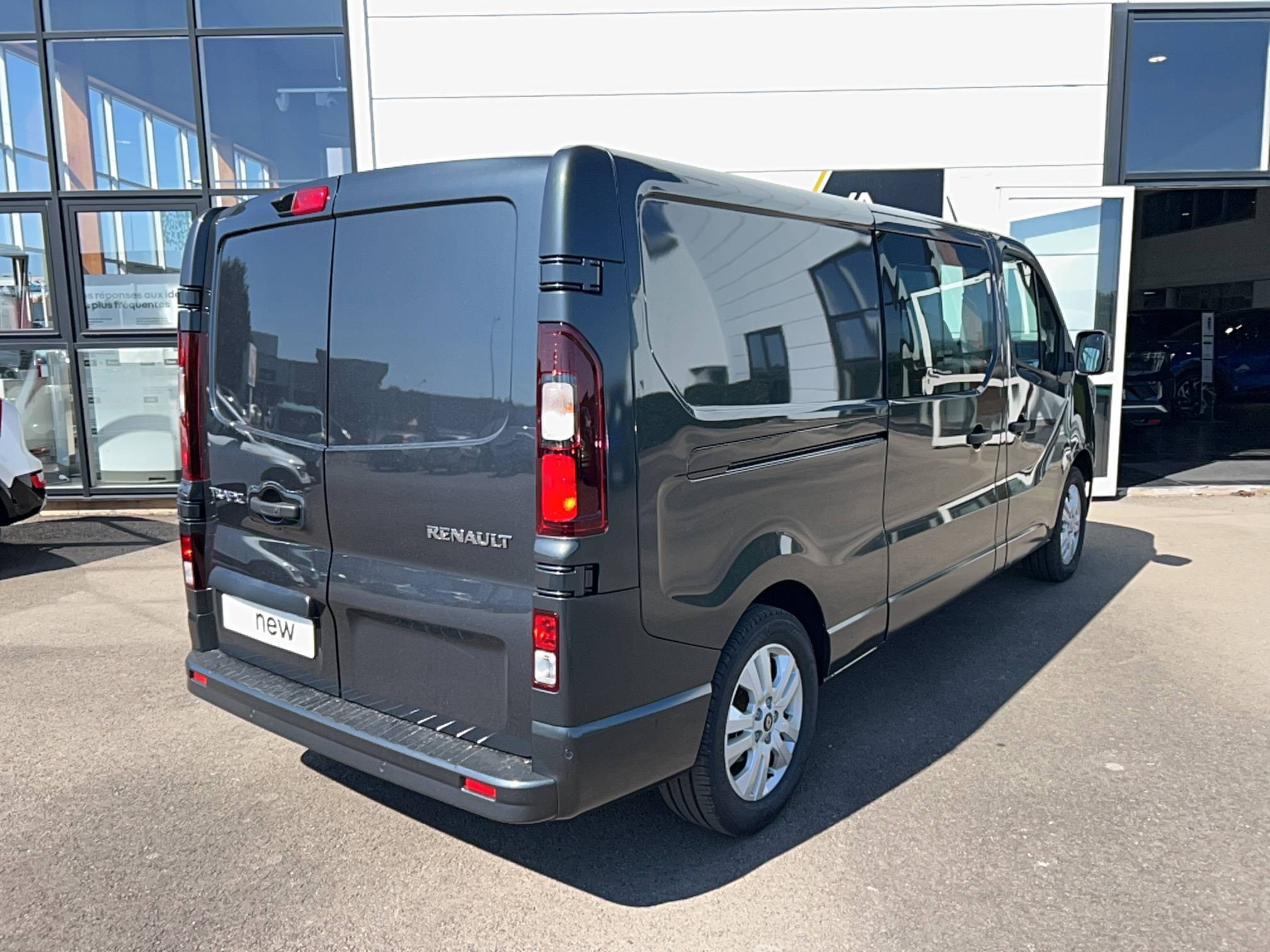 Vente en ligne Renault Trafic Cabine Approfondie TRAFIC CA BLUE DCI 170 L2H1 3T AUTO au prix de 42 980 €