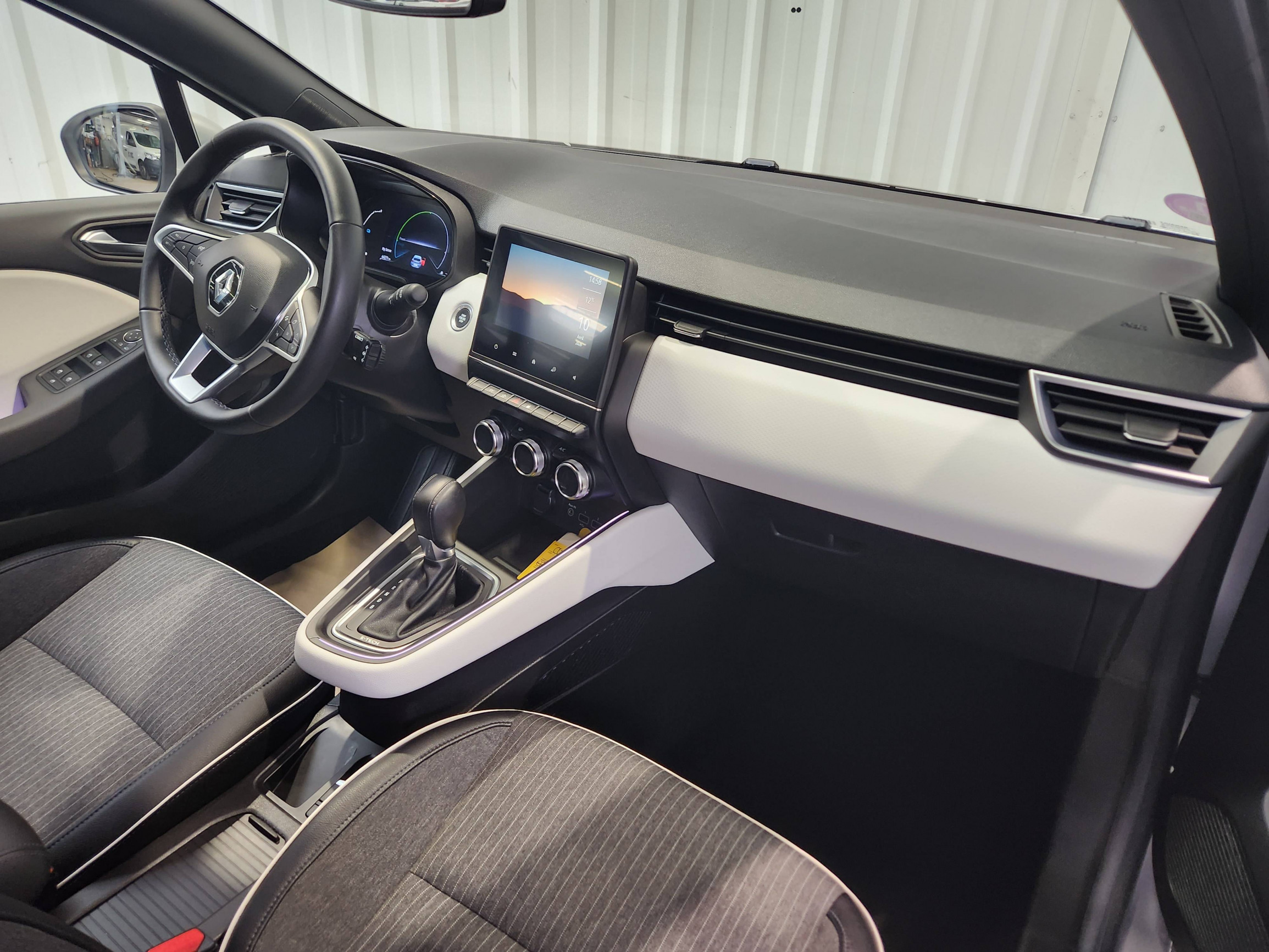 Vente en ligne Renault Clio 5 Clio E-Tech 140 - 21N au prix de 16 390 €