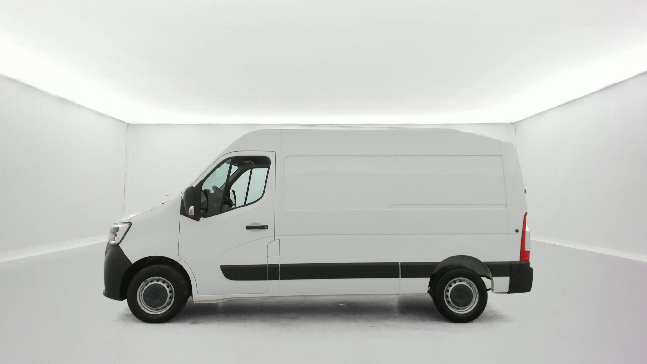 Vente en ligne Renault Master Fourgon MASTER FGN TRAC F3500 L2H2 BLUE DCI 135 au prix de 24 490 €