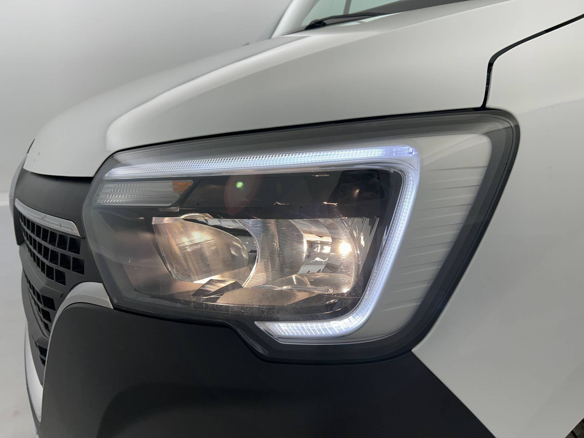 Vente en ligne Renault Master Fourgon MASTER FGN TRAC F3500 L2H2 BLUE DCI 135 au prix de 27 990 €