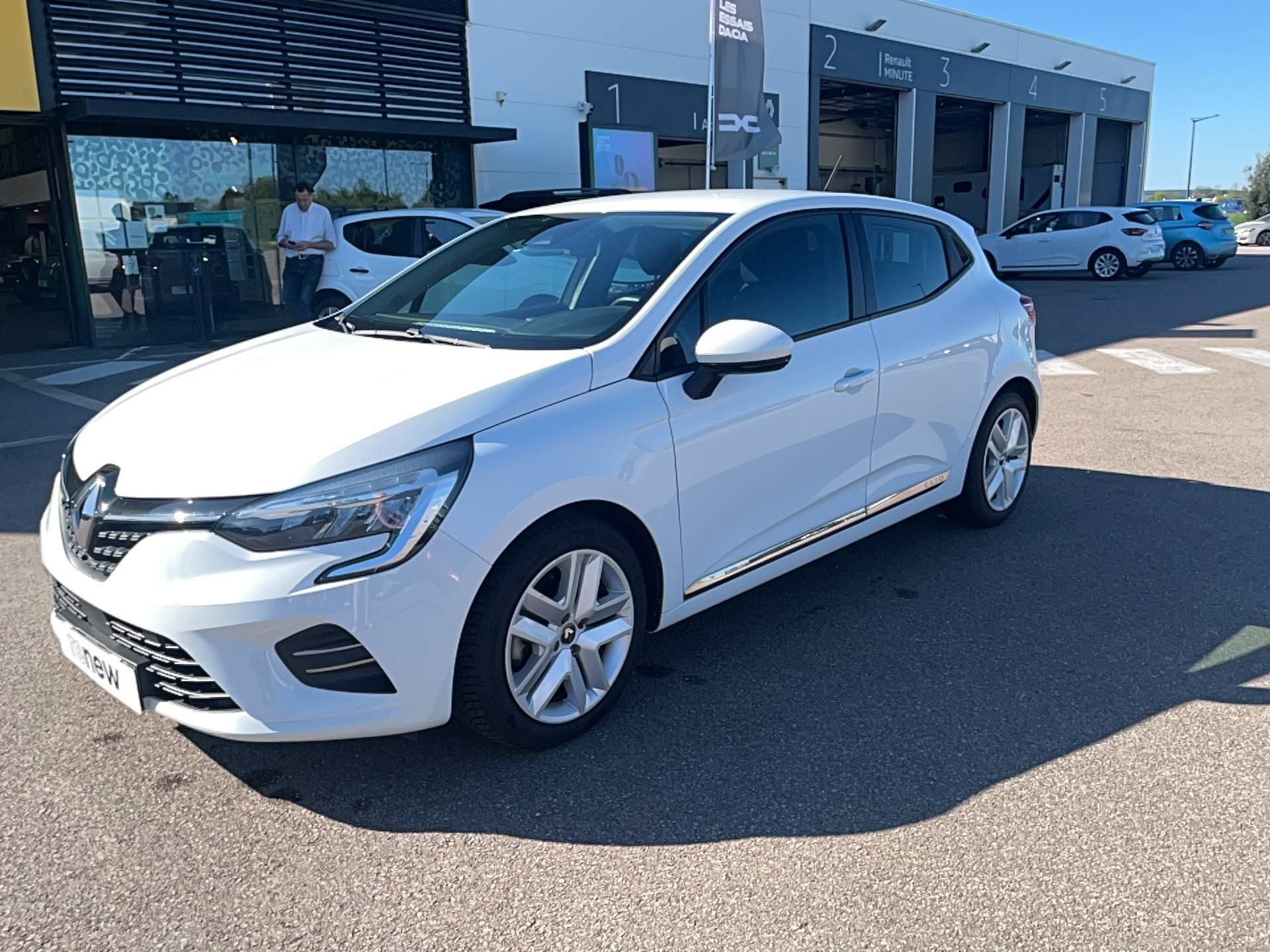 Vente en ligne Renault Clio 5 Clio E-Tech 140 - 21N au prix de 15 491 €