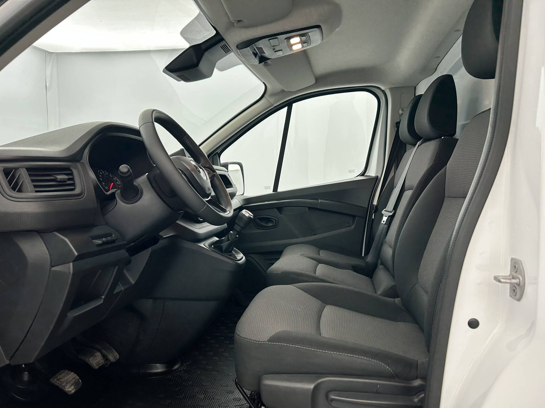 Vente en ligne Renault Trafic 3 Fourgon TRAFIC PC L2H1 3T BLUE DCI 150 au prix de 24 990 €