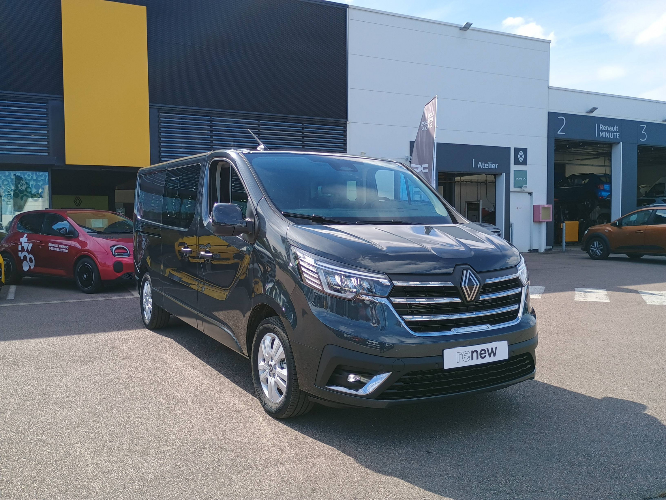 Vente en ligne Renault Trafic Cabine Approfondie TRAFIC CA L2H1 3T BLUE DCI 170 AUTO au prix de 37 991 €